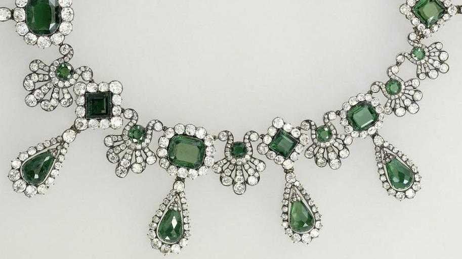 «Il était très abîmé, une pampille d’émeraude était écrasée» : récit de la réparation, il y a dix ans, du collier volé au Louvre