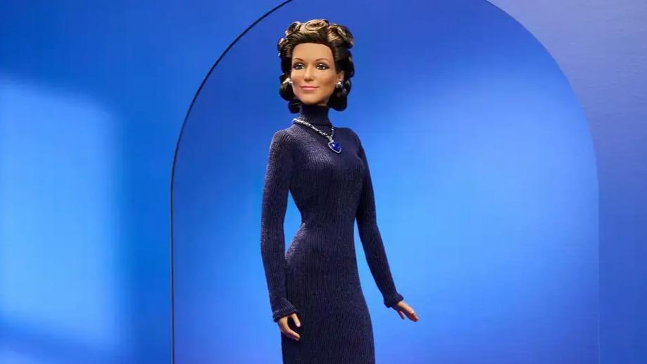 Céline Dion immortalisée en Barbie, dans sa mythique robe bleue des Oscars 98