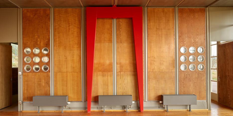 En chinant sur Leboncoin, il trouve une école conçue par l’un des designers français les plus cotés du marché