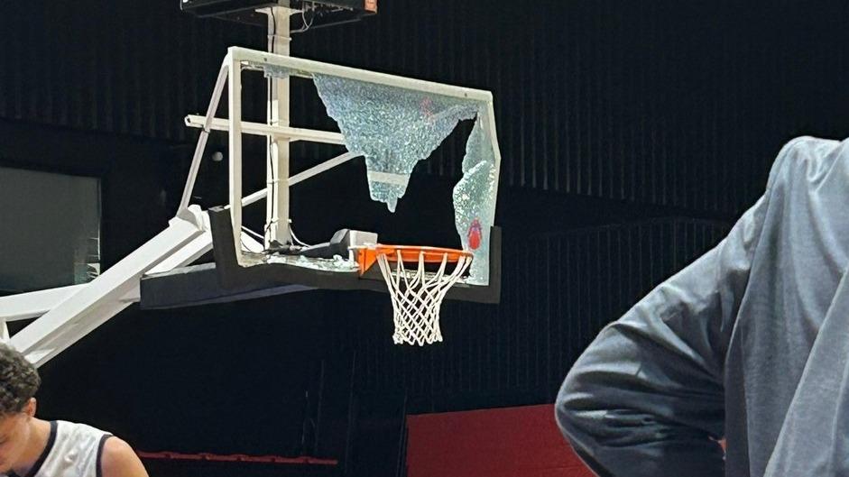 Basket : en vidéo, l’énorme dunk qui a fait exploser le plexiglas d’un panier en Coupe de France