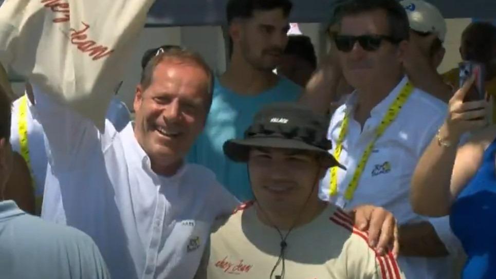 Tour de France : quand Antoine Dupont ravitaille Christian Prudhomme à Castelnau-Magnoac, la ville où il a grandi