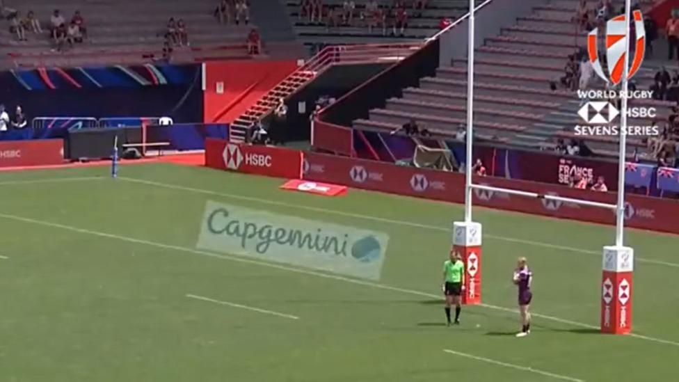 Rugby à VII : un joueur refuse d'aplatir et reste dans l'en-but plus de deux minutes (vidéo)
