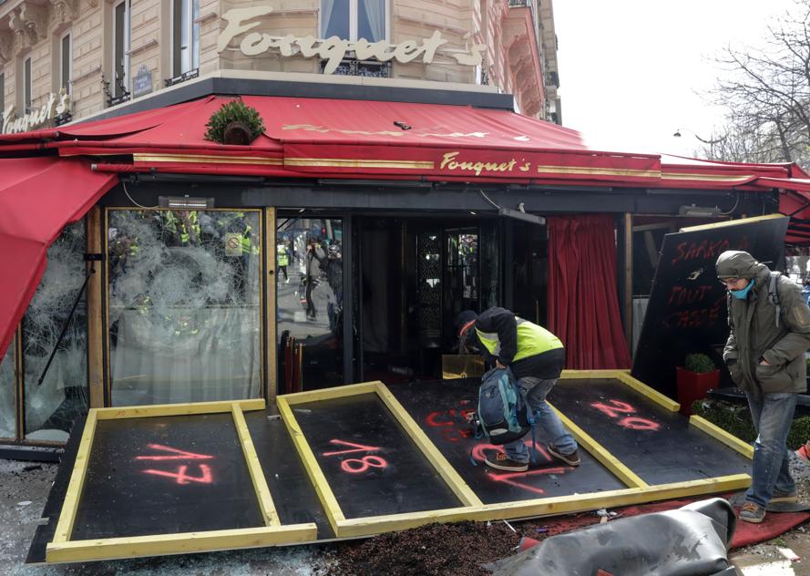 En Vidéos Gilets Jaunes Le Restaurant Le Fouquets Saccagé