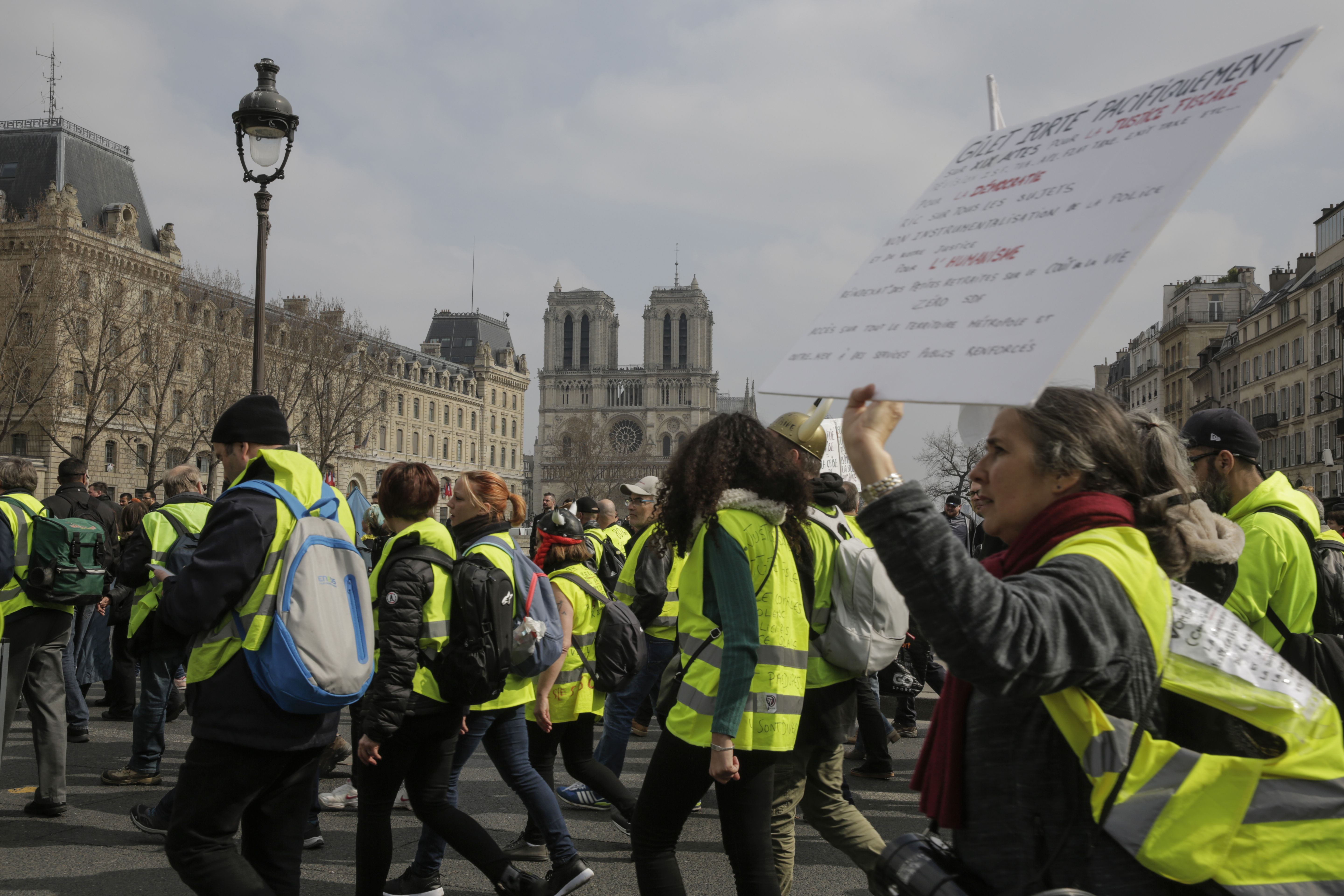 Gilets Jaunes Manifestations Interdites Samedi Autour De Notre Dame