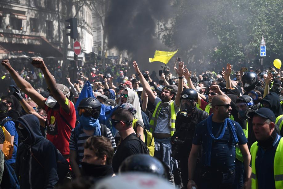 Gilets Jaunes Des Manifestants Chargent Les Policiers à Paris