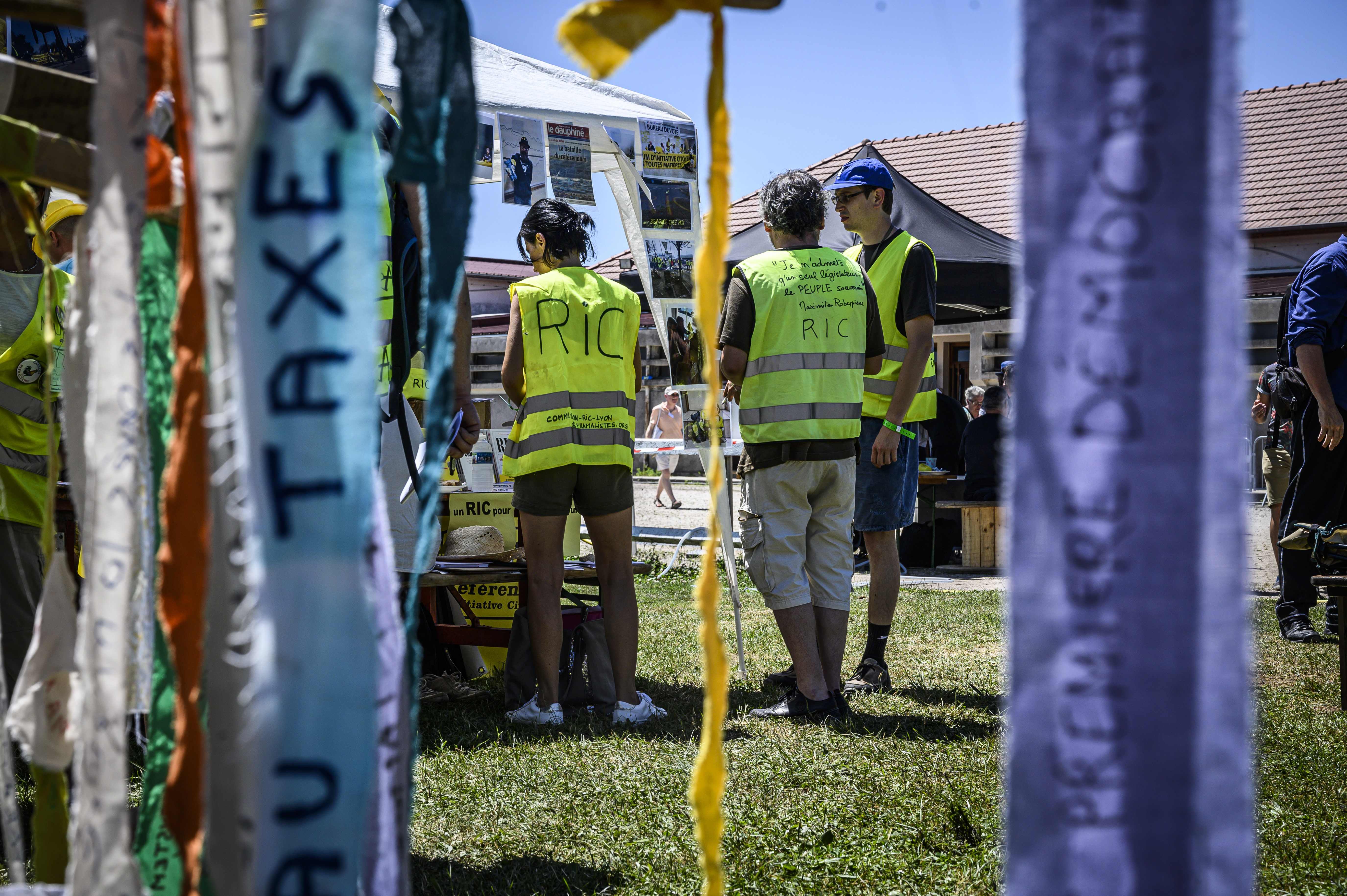 Quelques Milliers De Gilets Jaunes Défilent Malgré La Chaleur