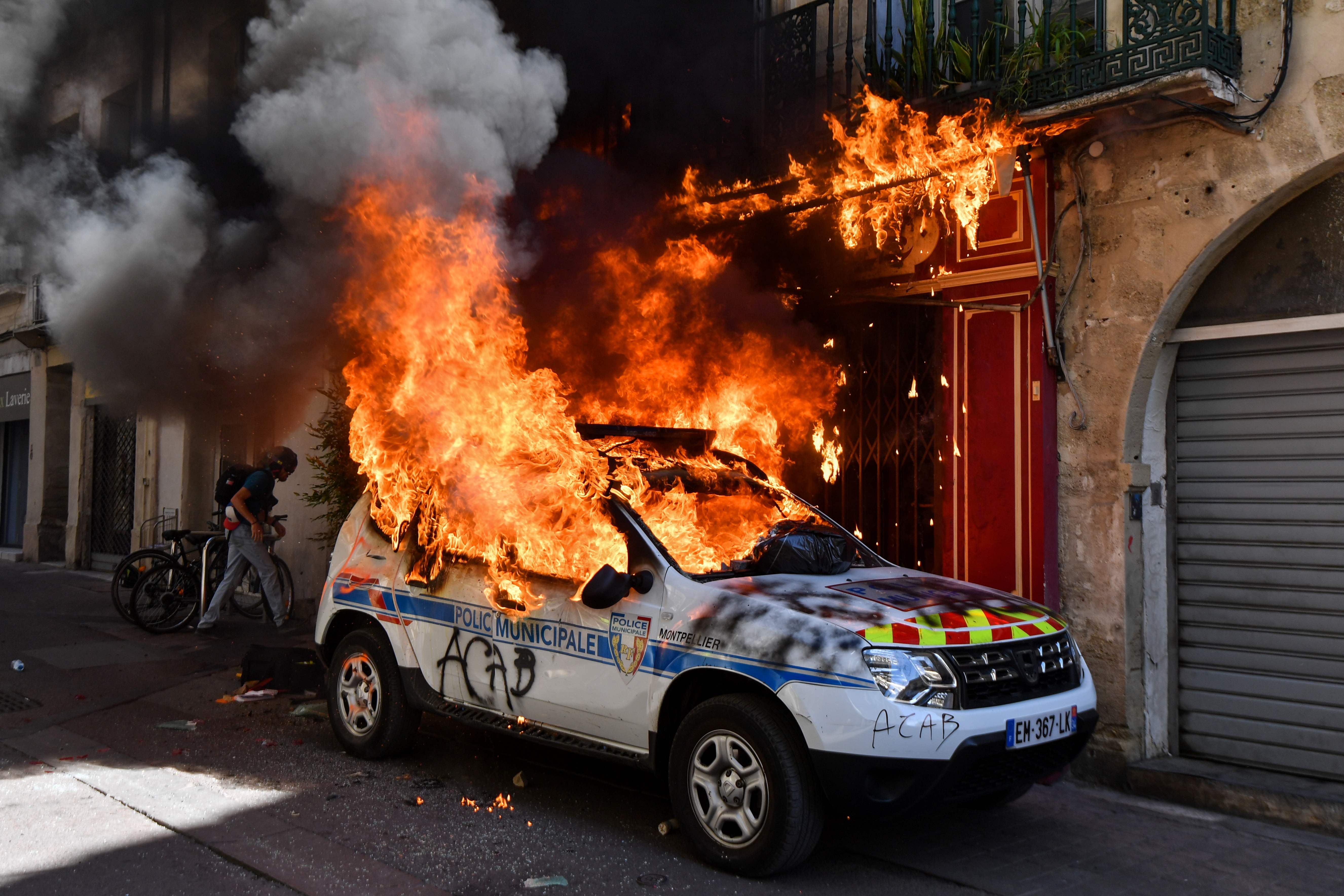 Gilets jaunes : voitures brûlées, logement dégradé… Comment se faire  rembourser ? - Le Parisien
