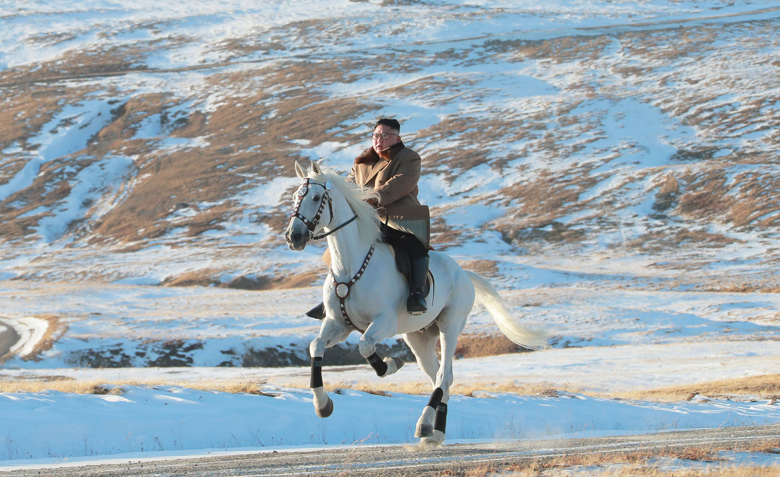 Coree Du Nord La Forte Symbolique De Kim A Cheval Sur Le Mont Paektu