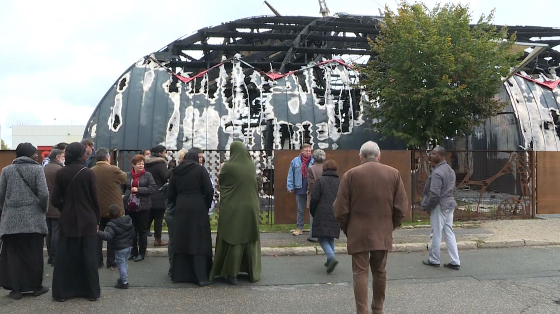 Chanteloup-les-Vignes : un cirque incendié et des policiers attaqués