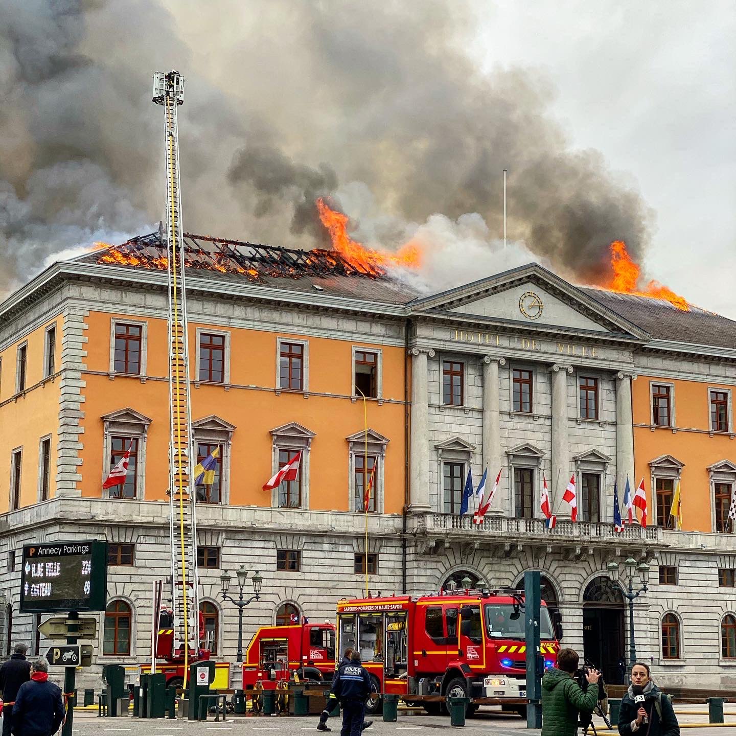 La Mairie D Annecy Devastee Par Un Important Incendie