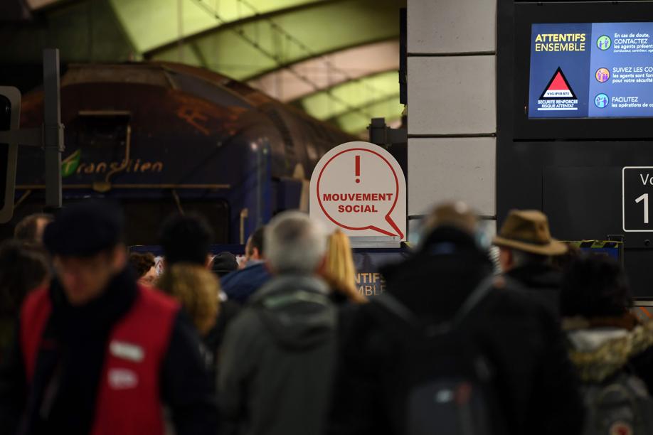 SNCF: le trafic toujours &laquo;fortement perturb&eacute;&raquo; vendredi 13 d&eacute;cembre
