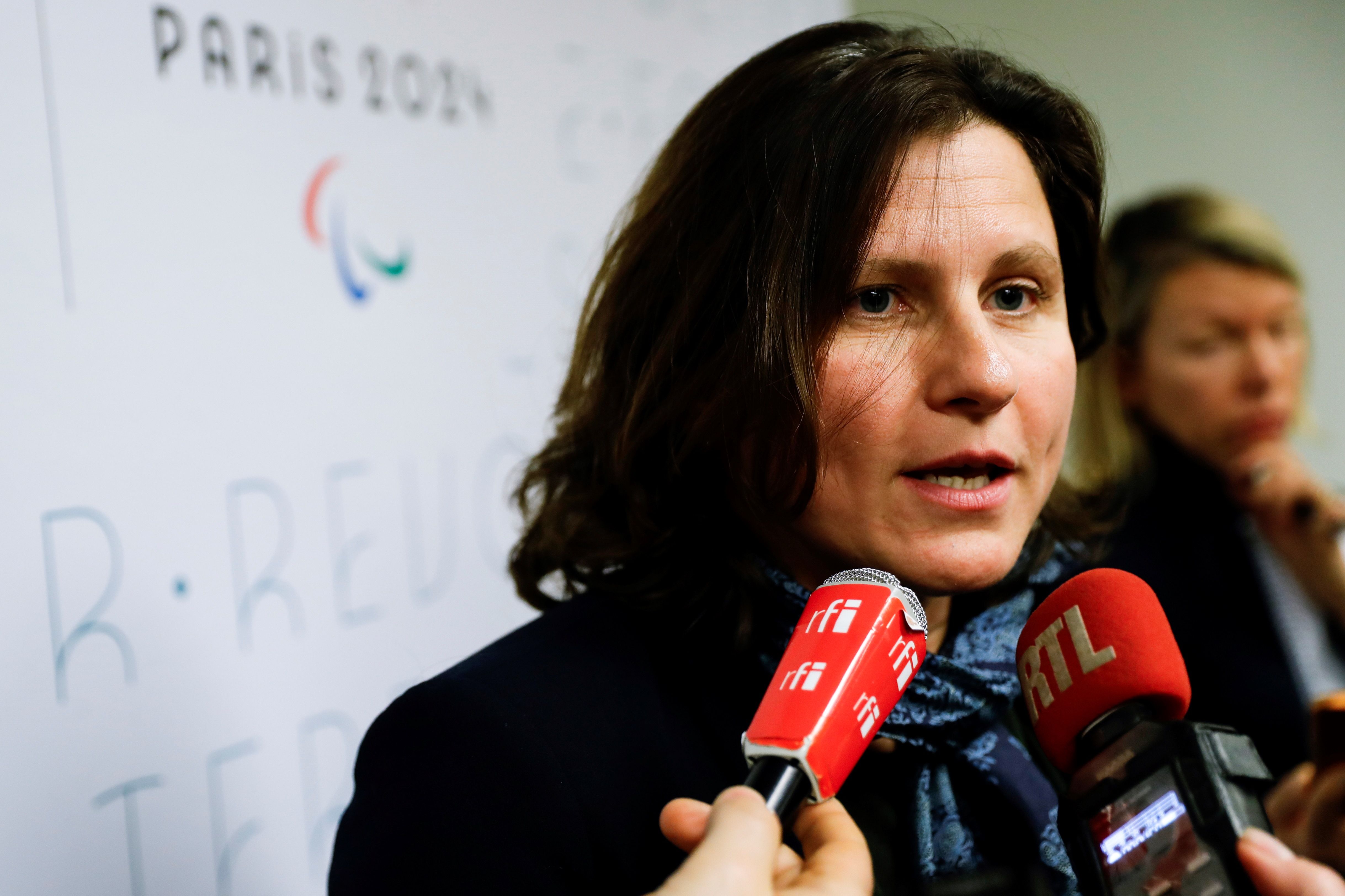 La Ministre Des Sports Roxana Maracineanu «exfiltrée» Du Stade Du Red Star