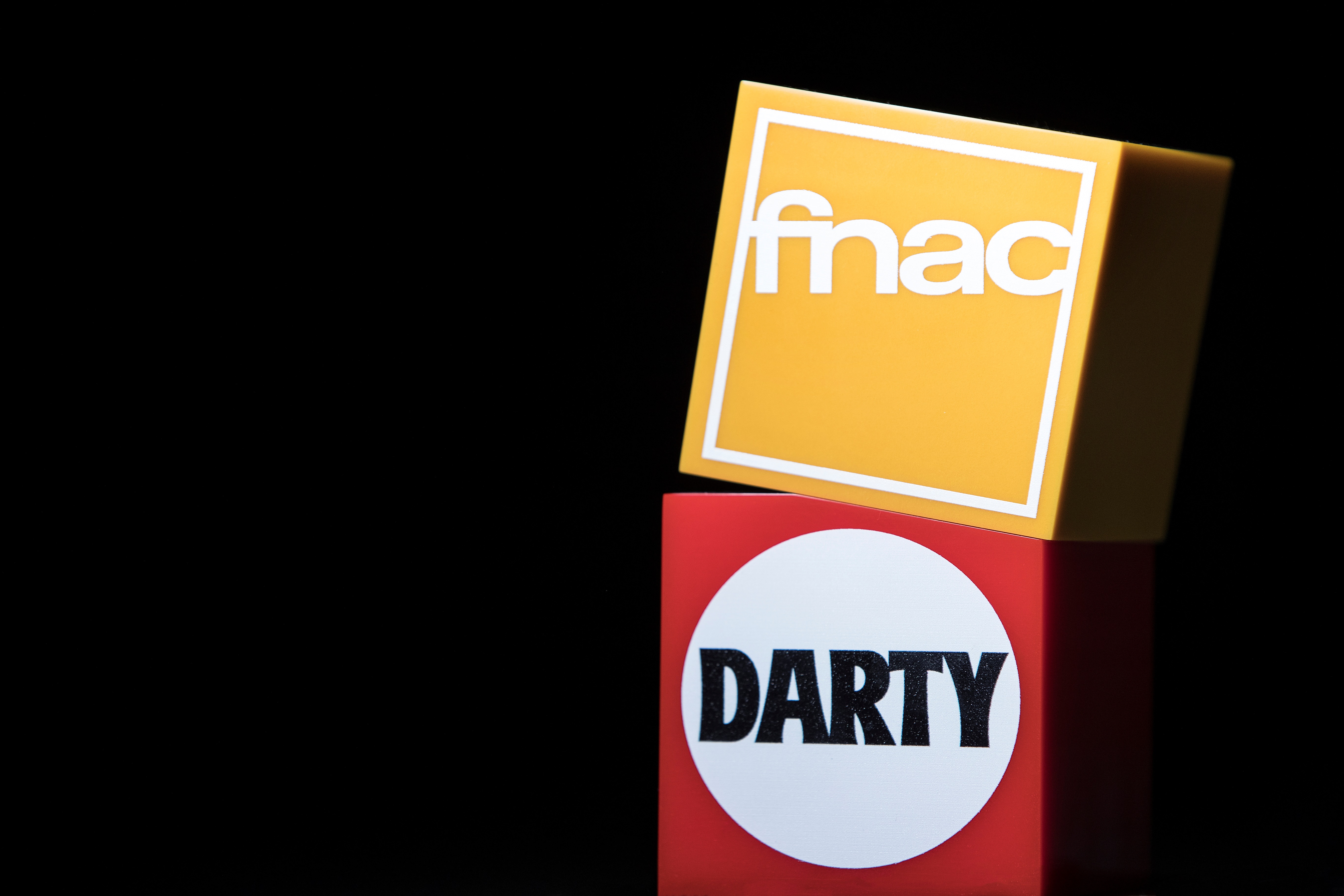 Plombe Par Les Greves Au Mois De Decembre Fnac Darty Chute En Bourse