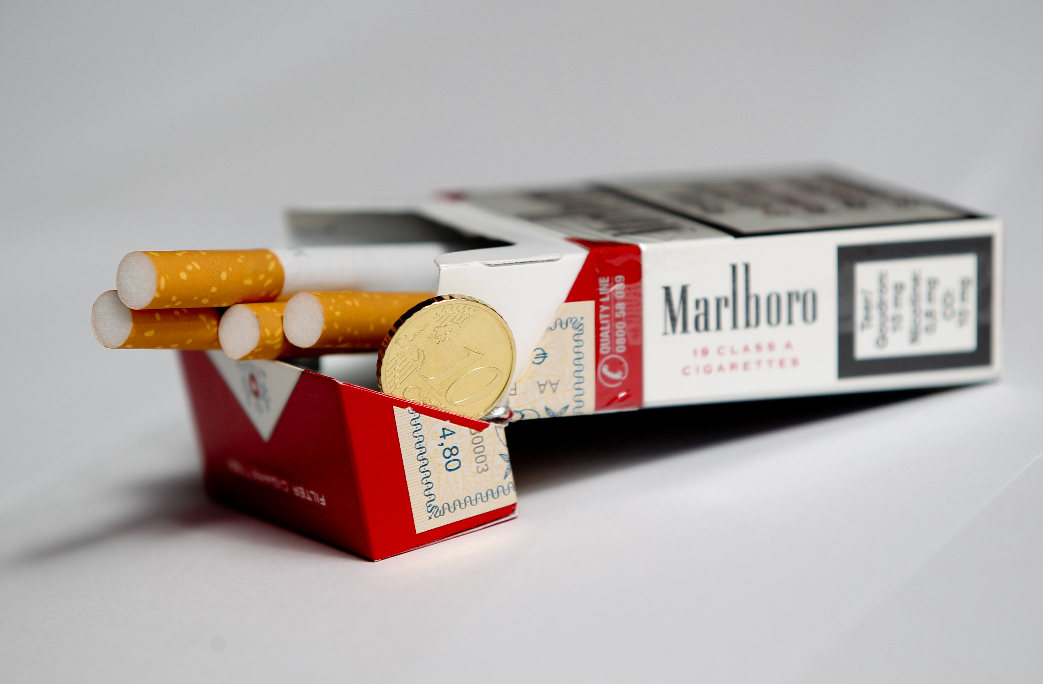 Альтернативная табачная продукция это. Табачные изделия. Сигареты Marlboro. Бюджетные сигареты. Табачные изделия белый фон.