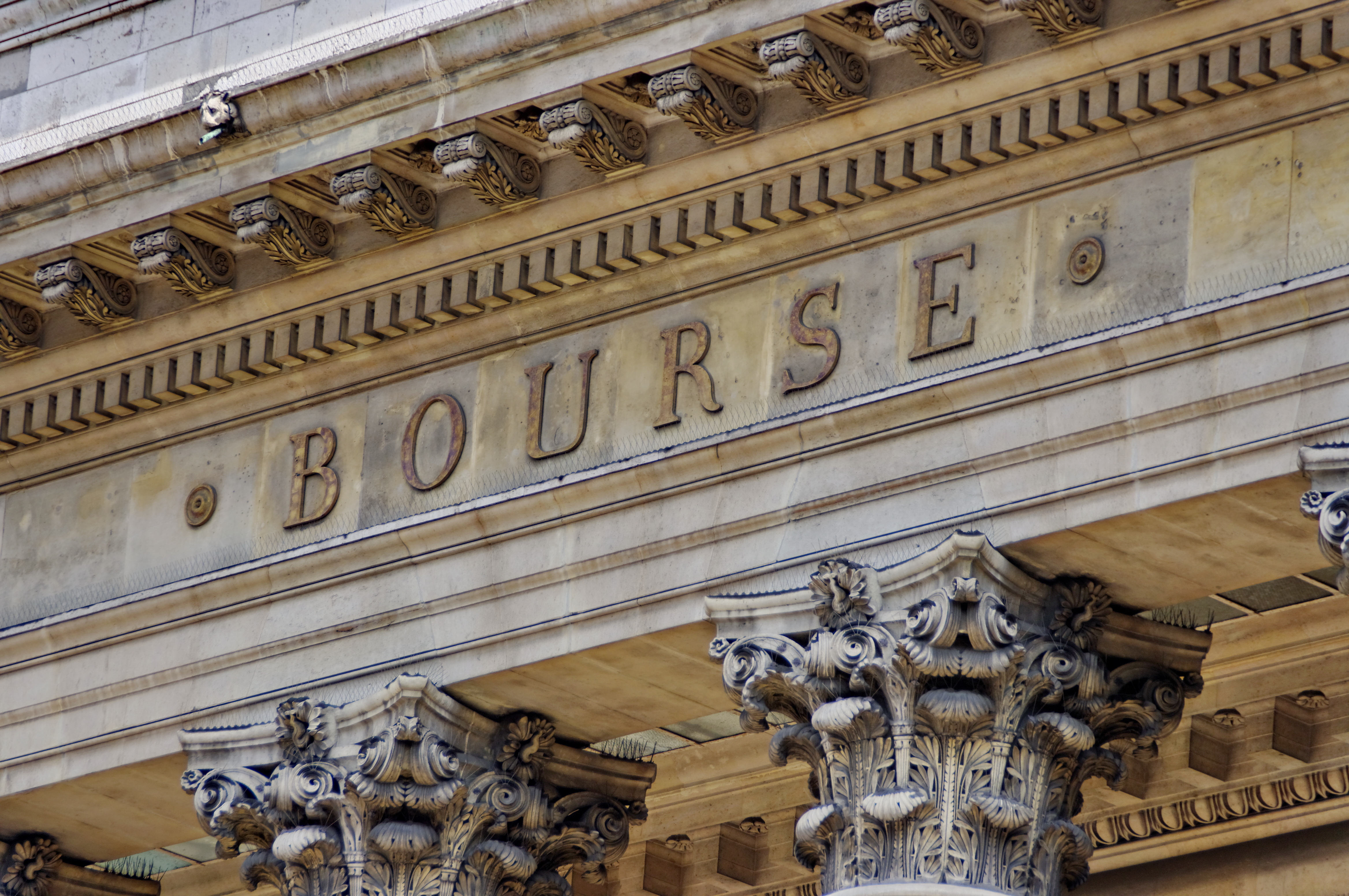 La Bourse de Paris dévisse de plus de 6%