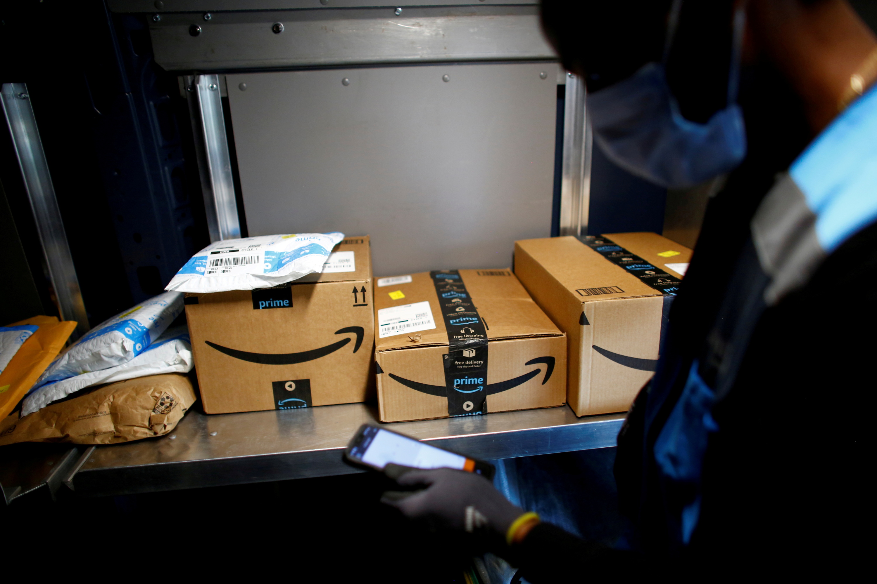 Amazon Embauche 100 000 Saisonniers Pour Les Fetes