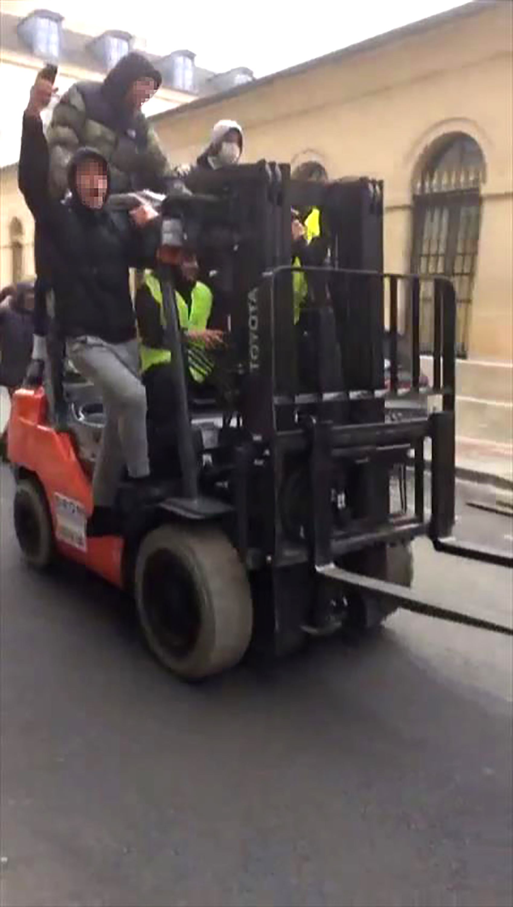 Gilets jaunes : deux relaxes et trois condamnations pour une intrusion dans le secrétariat d'État de Griveaux