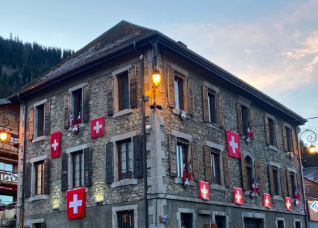 Haute-Savoie : une mairie française se couvre de drapeaux suisses pour protester contre le sort réservé aux stations de ski