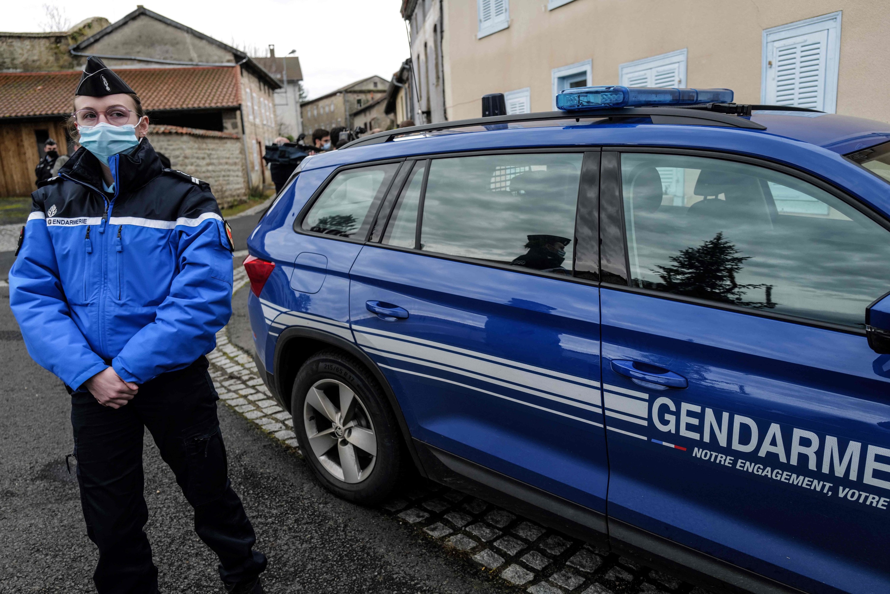 Besançon : un homme criblé de balles à travers une porte