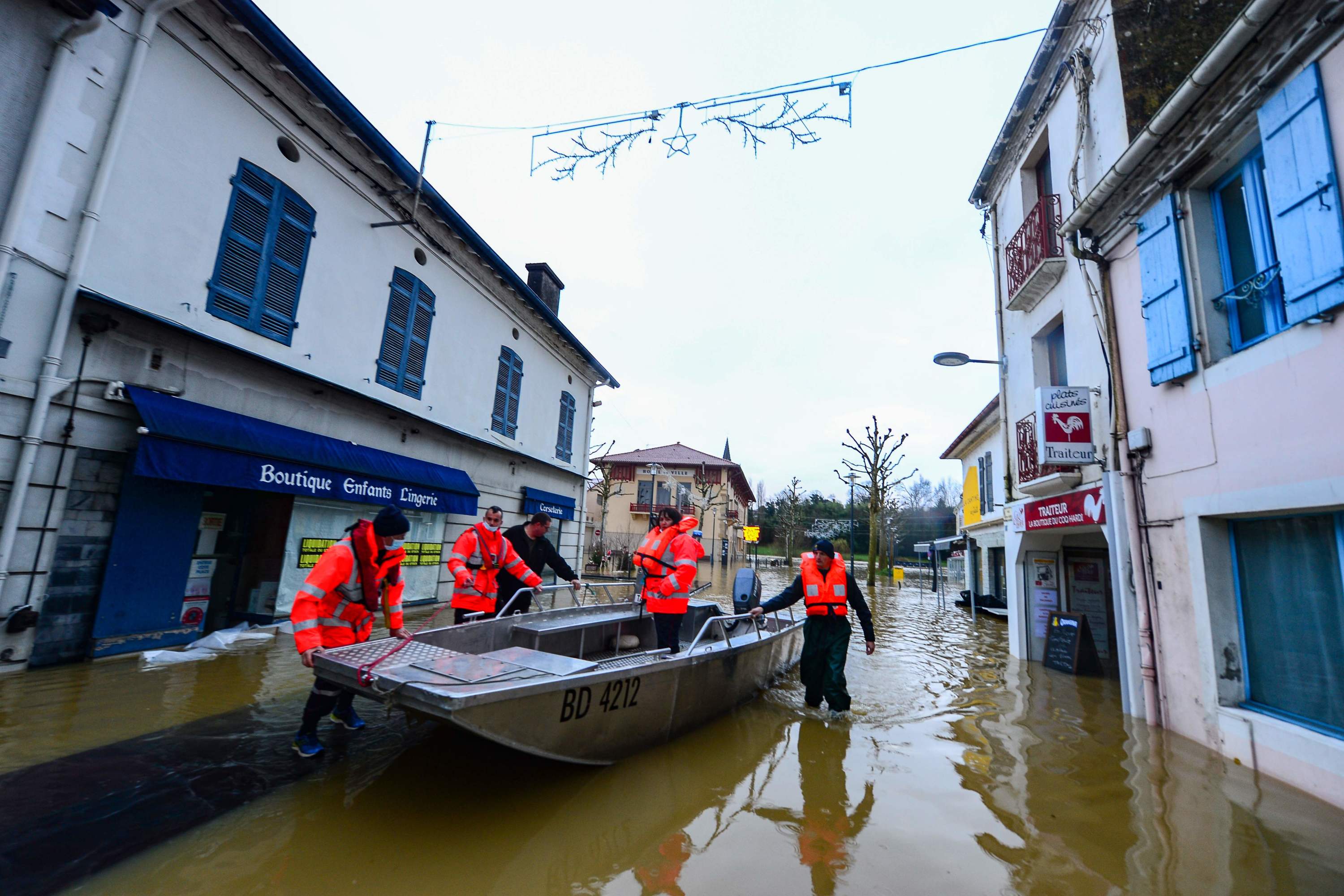 Landes : une «lente» décrue en cours à la faveur d'un samedi sec