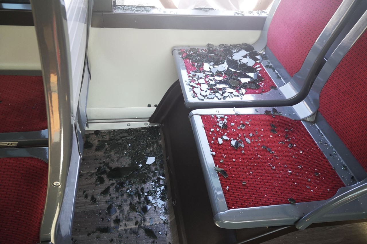Doubs : des bus caillassés dans une petite commune, le service suspendu