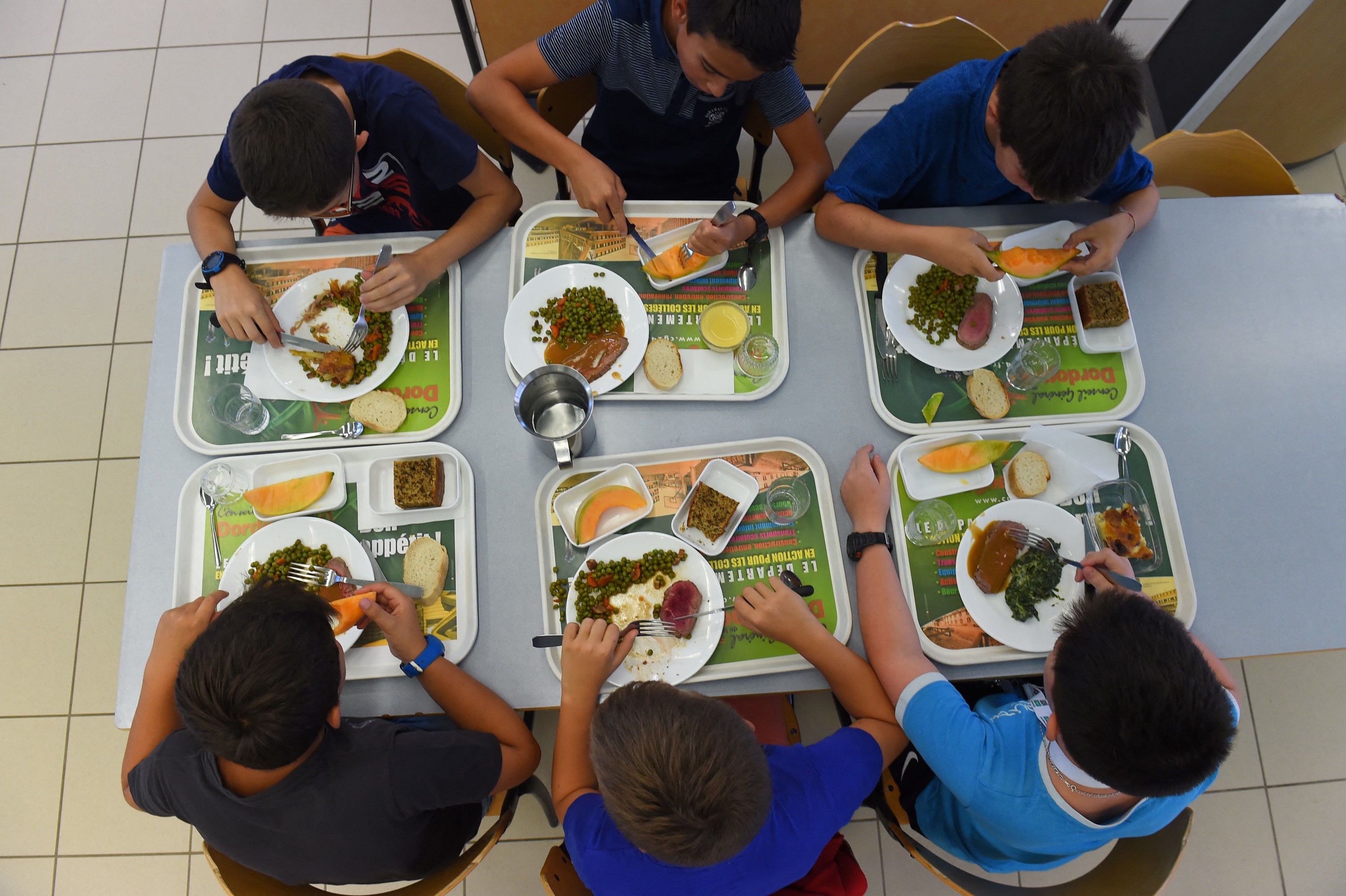 Menus sans viande à Lyon : la mairie écologiste annonce le retour de la viande dans les cantines scolaires
