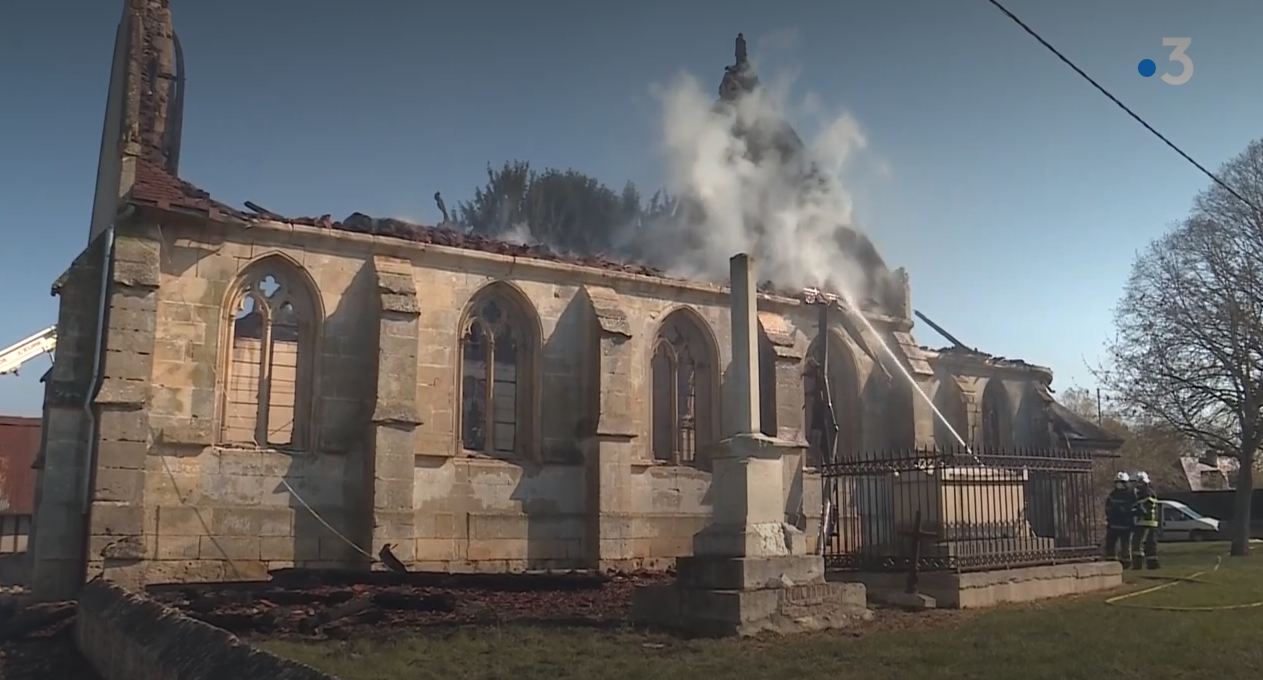 L'église de Romilly-la-Puthenaye dans l'Eure ravagée par un incendie