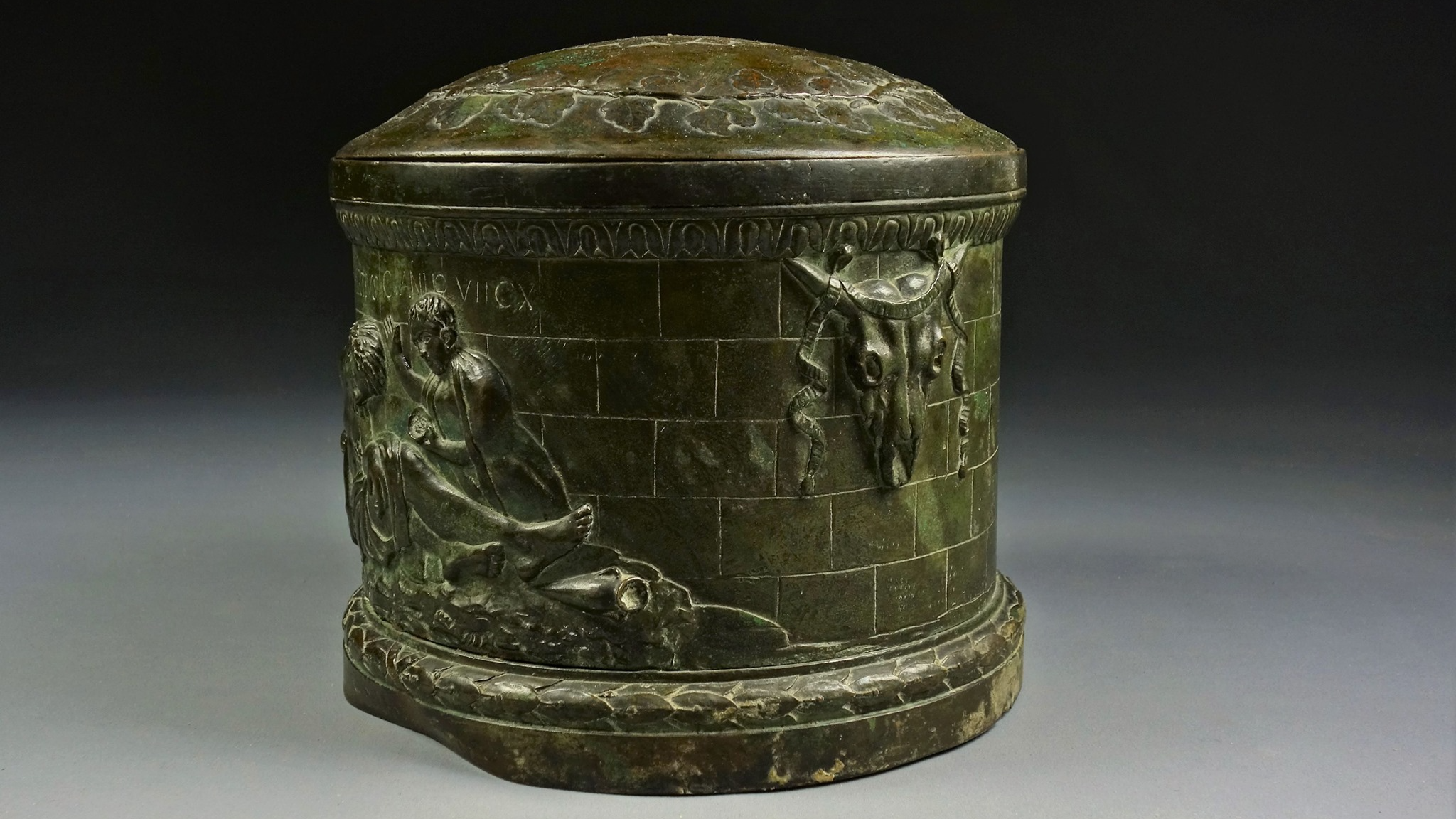 Le Forum antique de Bavay achète une fausse urne antique pour l'exposer