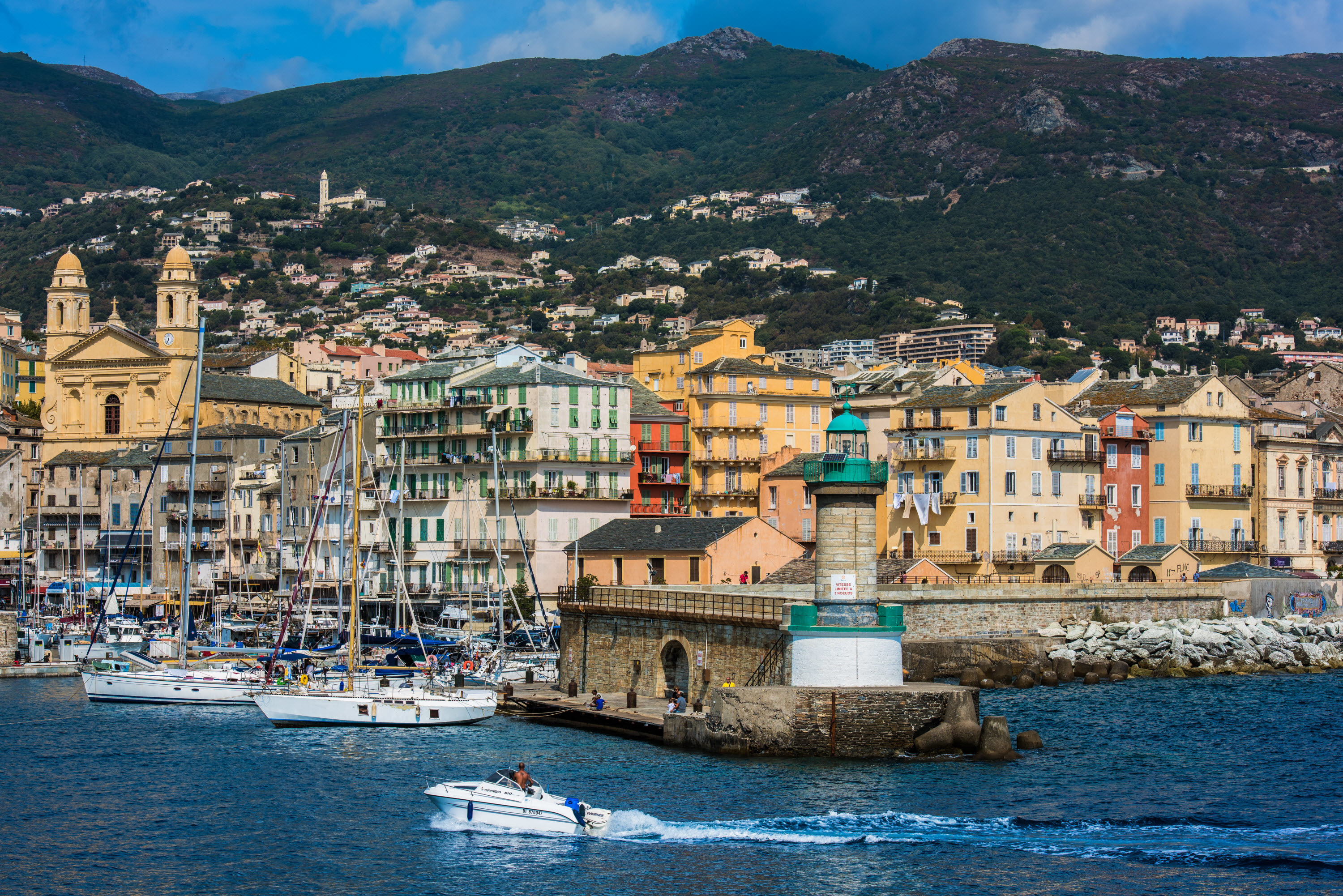 Covid-19 : quelles sont les conditions pour voyager en Corse et en Outre-mer ?