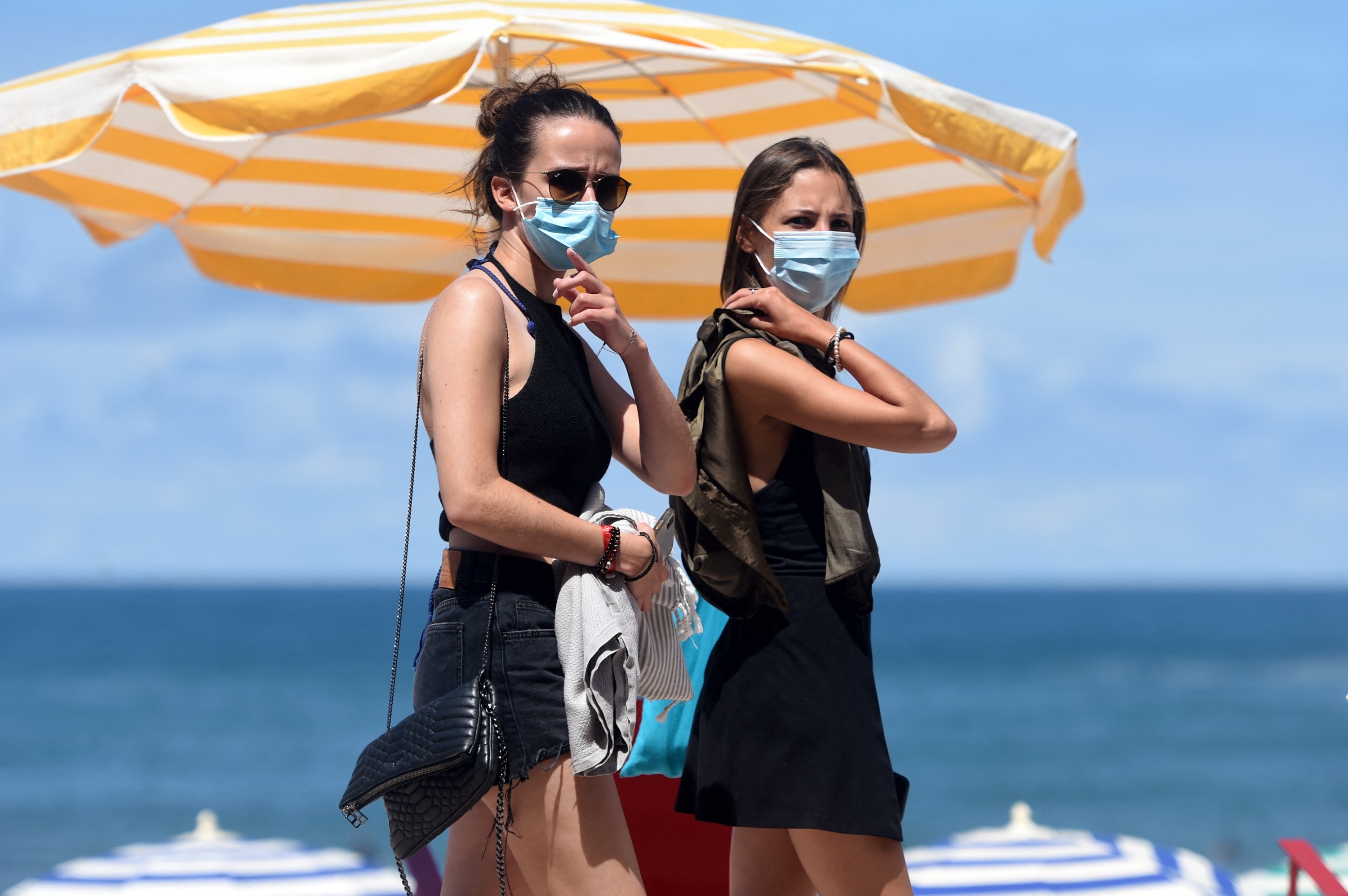 Femme Avec Maillot De Bain Portant Un Masque Médical En Mer, Tourisme Avec  Coronavirus, Prévention Covid 19 En Saison Estivale