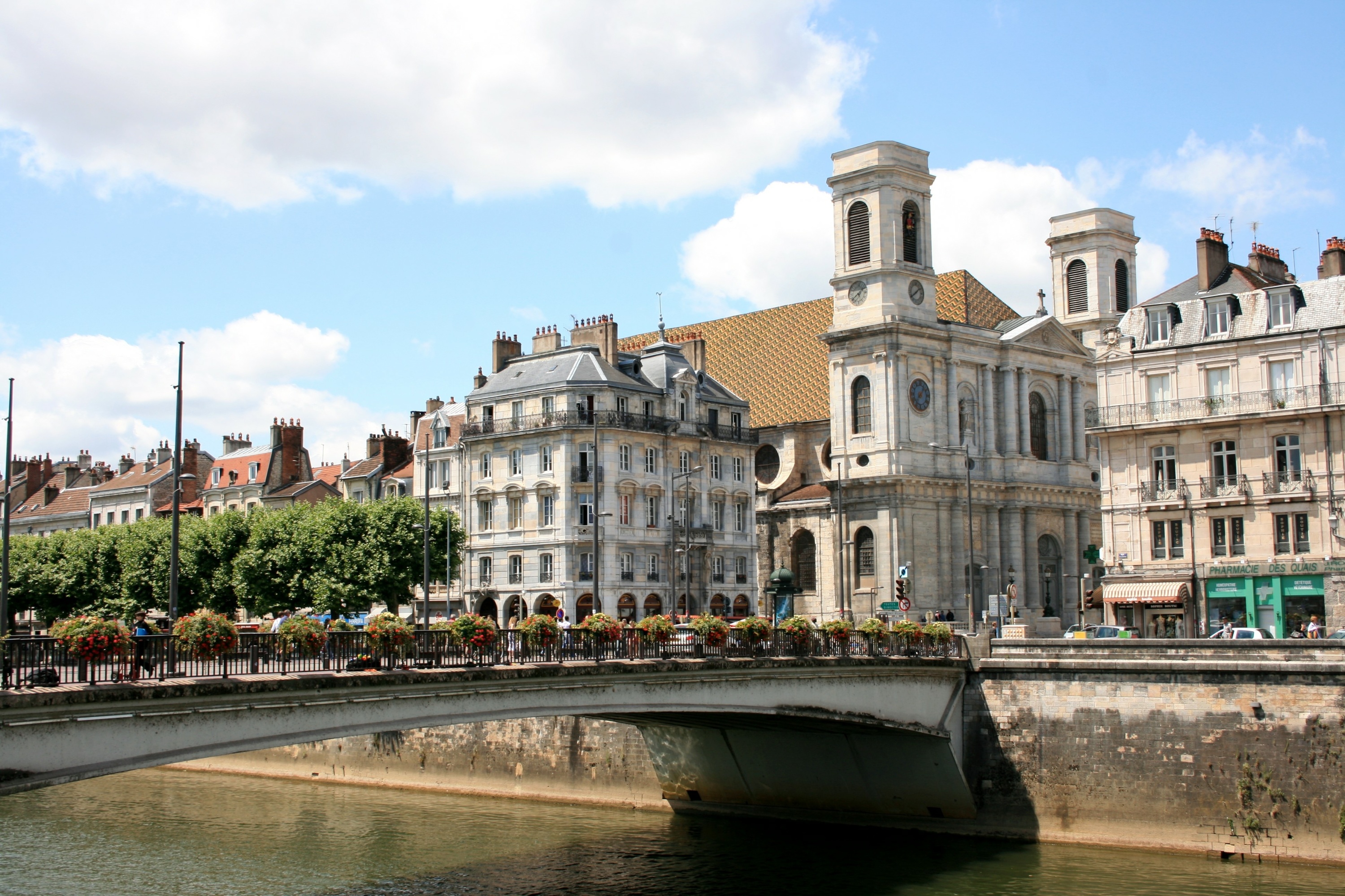 Besançon : un jeune homme tué par arme blanche