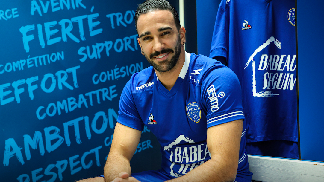 Football / Euro. Le champion du monde Adil Rami offre aux champions de  l'équipe de France 26 extincteurs !