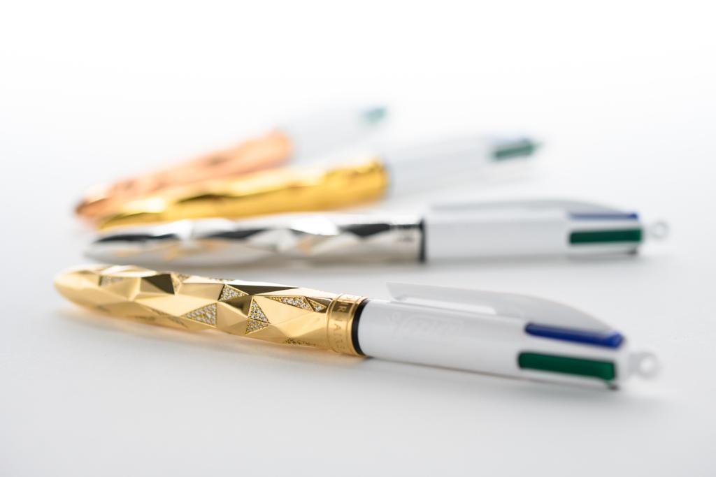 Ce stylo Bic 4 couleurs en or rose et serti de diamants est le plus cher du  monde