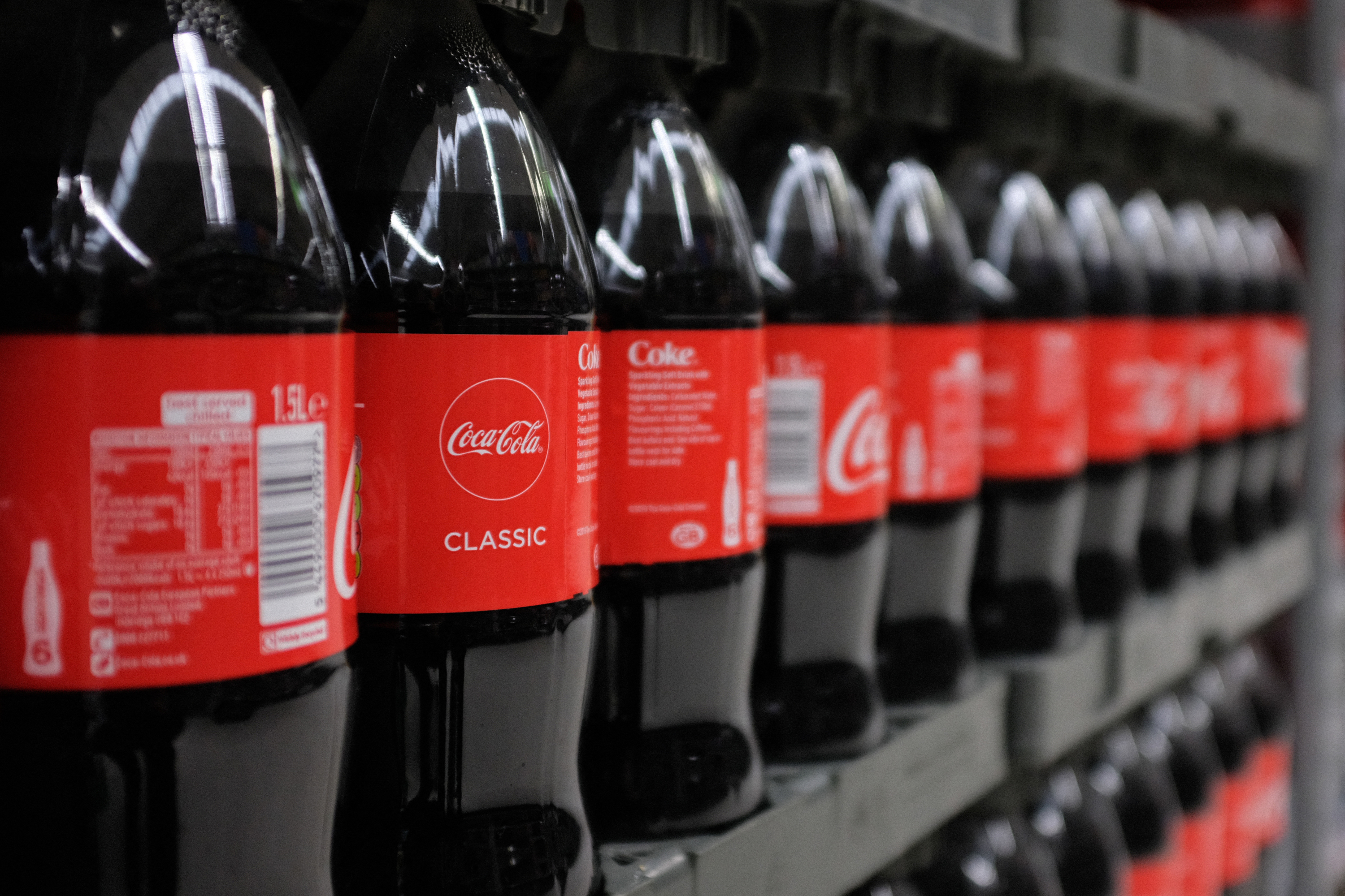 Environnement : avec le bouchon attaché, Coca Cola accélère son plan de  verdissement industriel