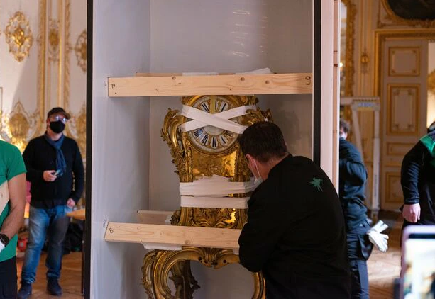 À Versailles, l'horloge astronomique de Louis XV sera à jour jusqu'en l'an 9999