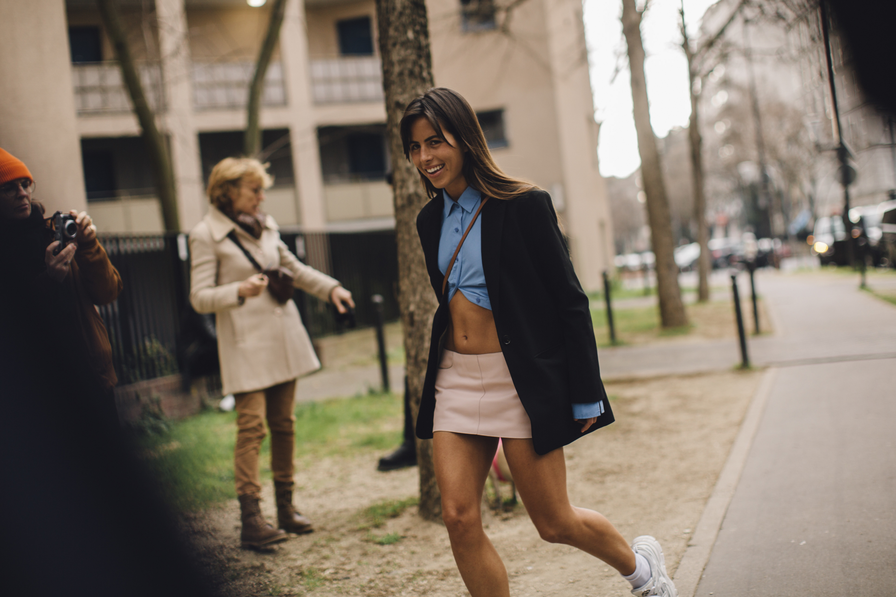 Street style à Paris : des minijupes plus courtes que jamais annoncent le  printemps