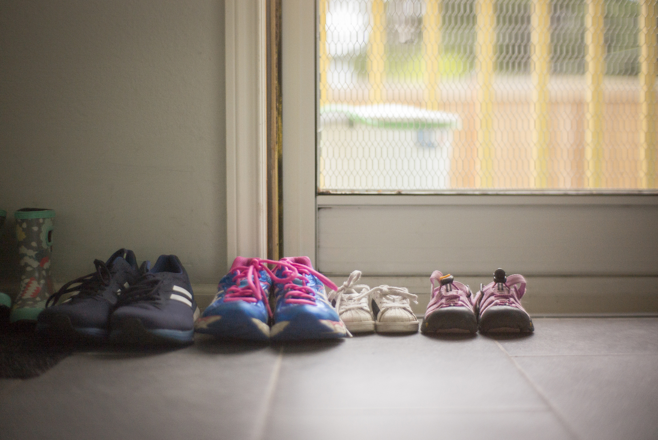 Voici pourquoi il faut impérativement enlever ses chaussures quand on  rentre chez soi, selon des experts - Grazia