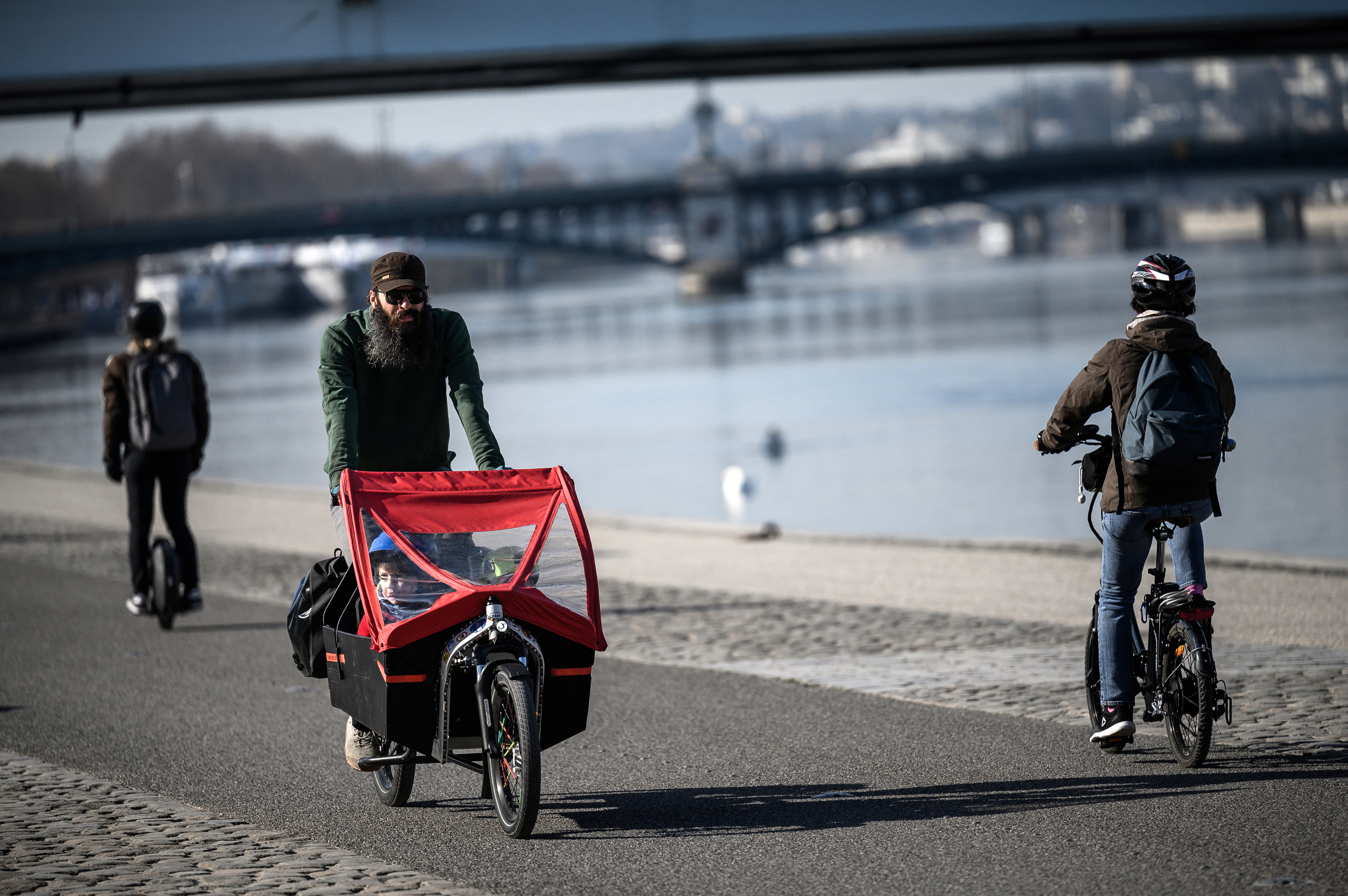 A Caen, le ras le bol contre les pistes cyclables encombrées - Le Parisien