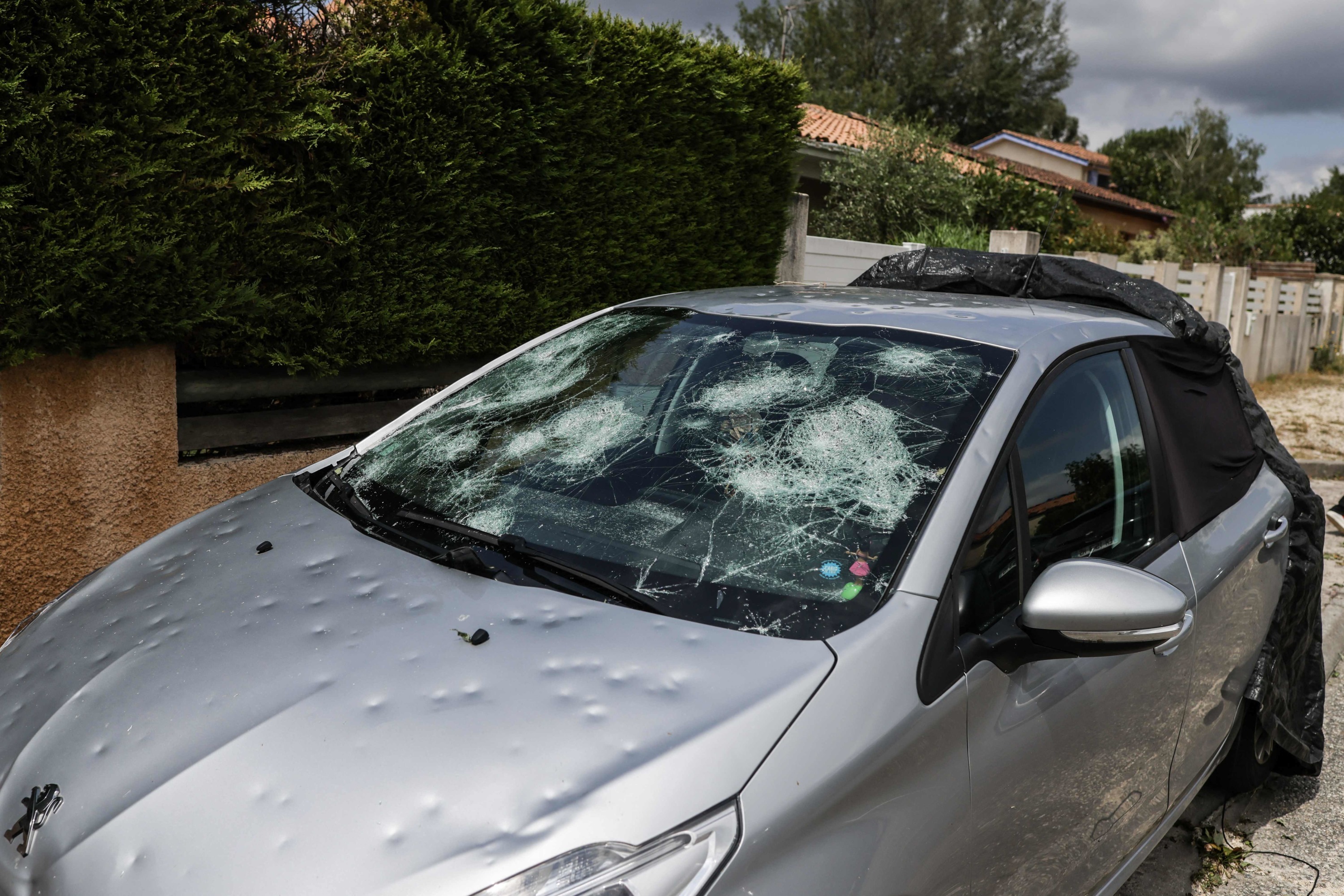 Orages, grêle, pluie : comment obtenir une indemnisation en cas de dégâts  sur son logement ou sa voiture - France Bleu