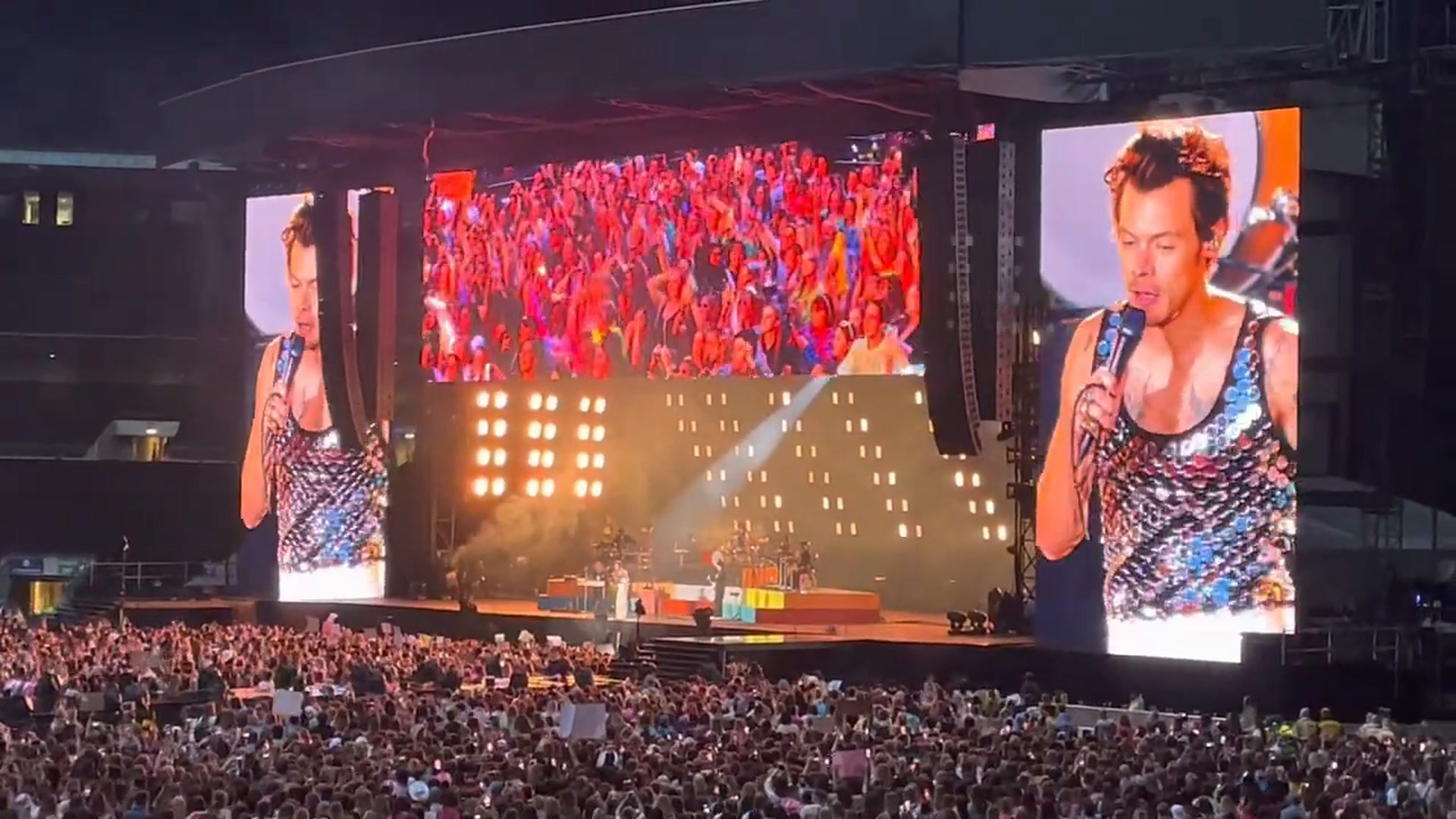 Signe des temps, Harry Styles brandit le drapeau bi en plein concert