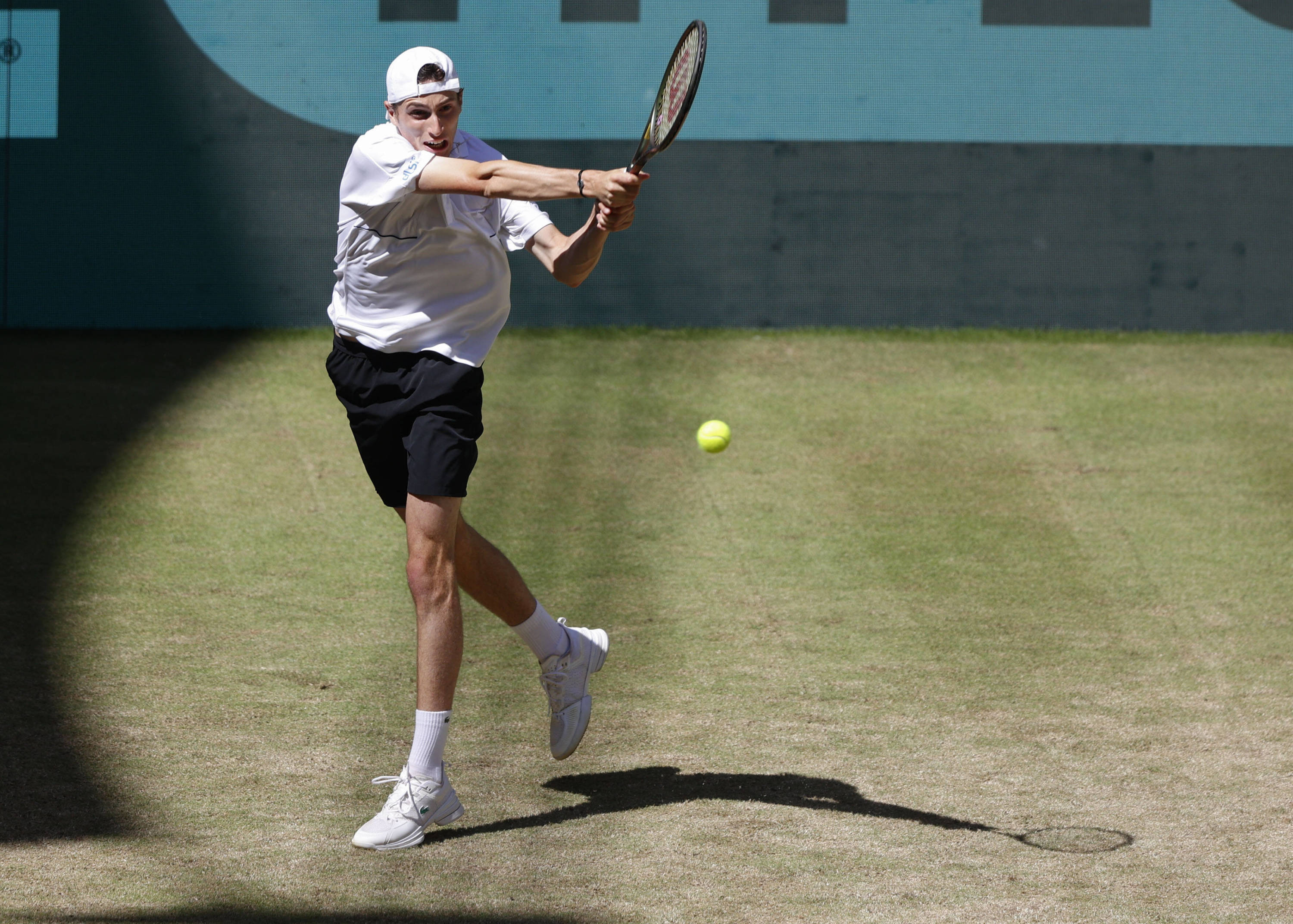 Wimbledon : Humbert s'en sort en cinq sets et arrache une victoire qui «fait du bien au moral»
