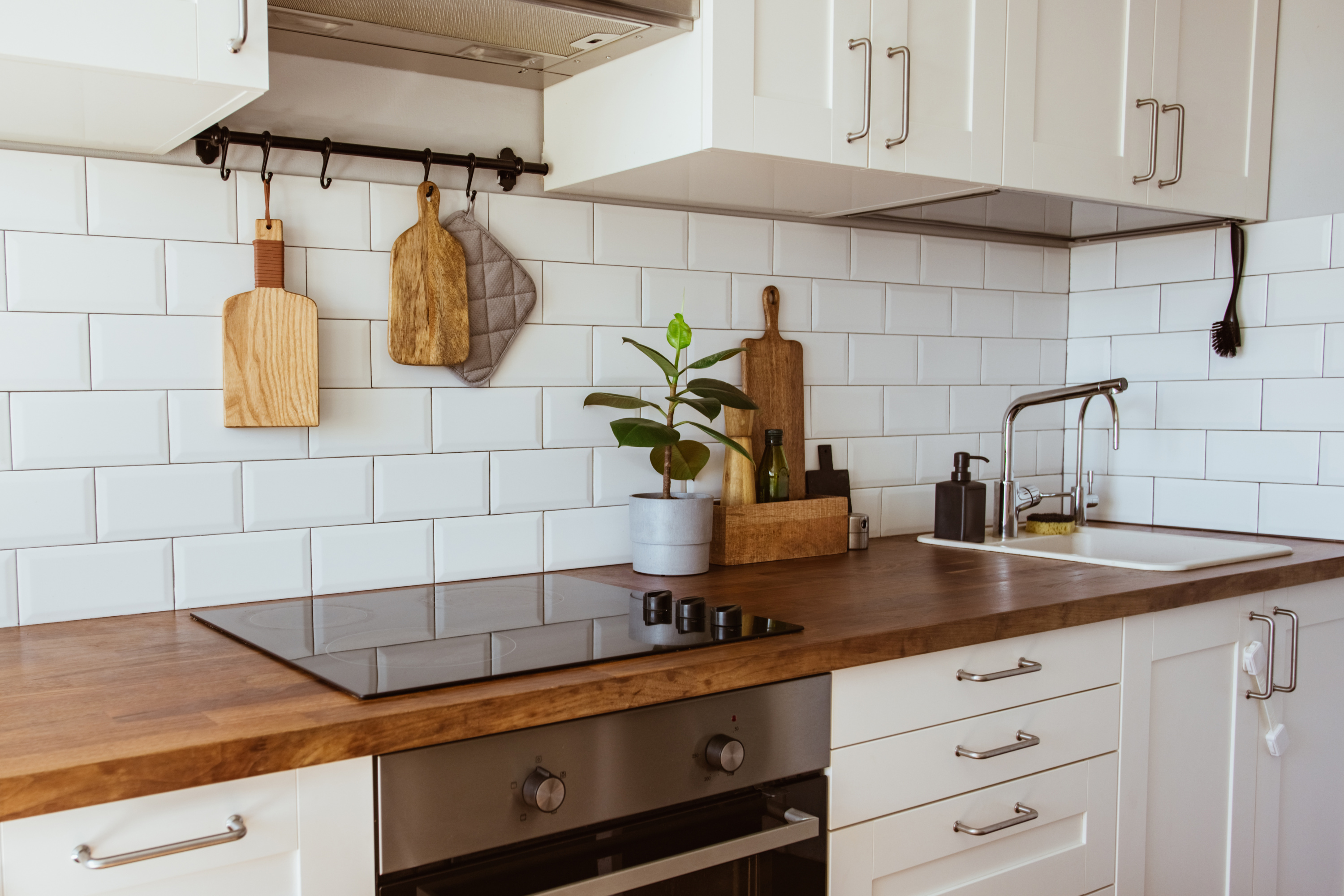 Comment décorer une cuisine en bois et blanc ? Mobalpa