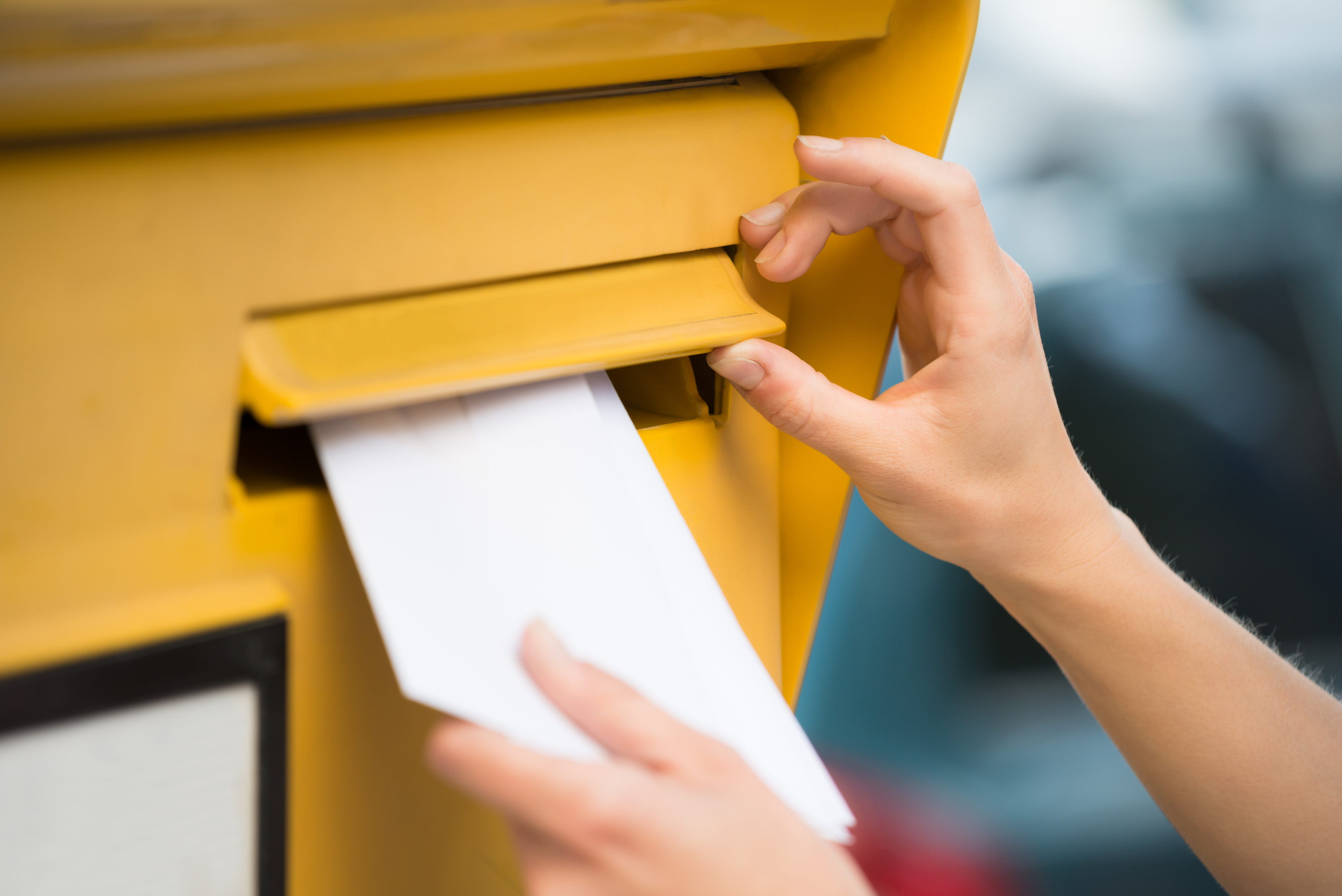 Pourquoi les Boîtes aux lettres des services postaux sont souvent jaunes ?  - La Boite Jaune