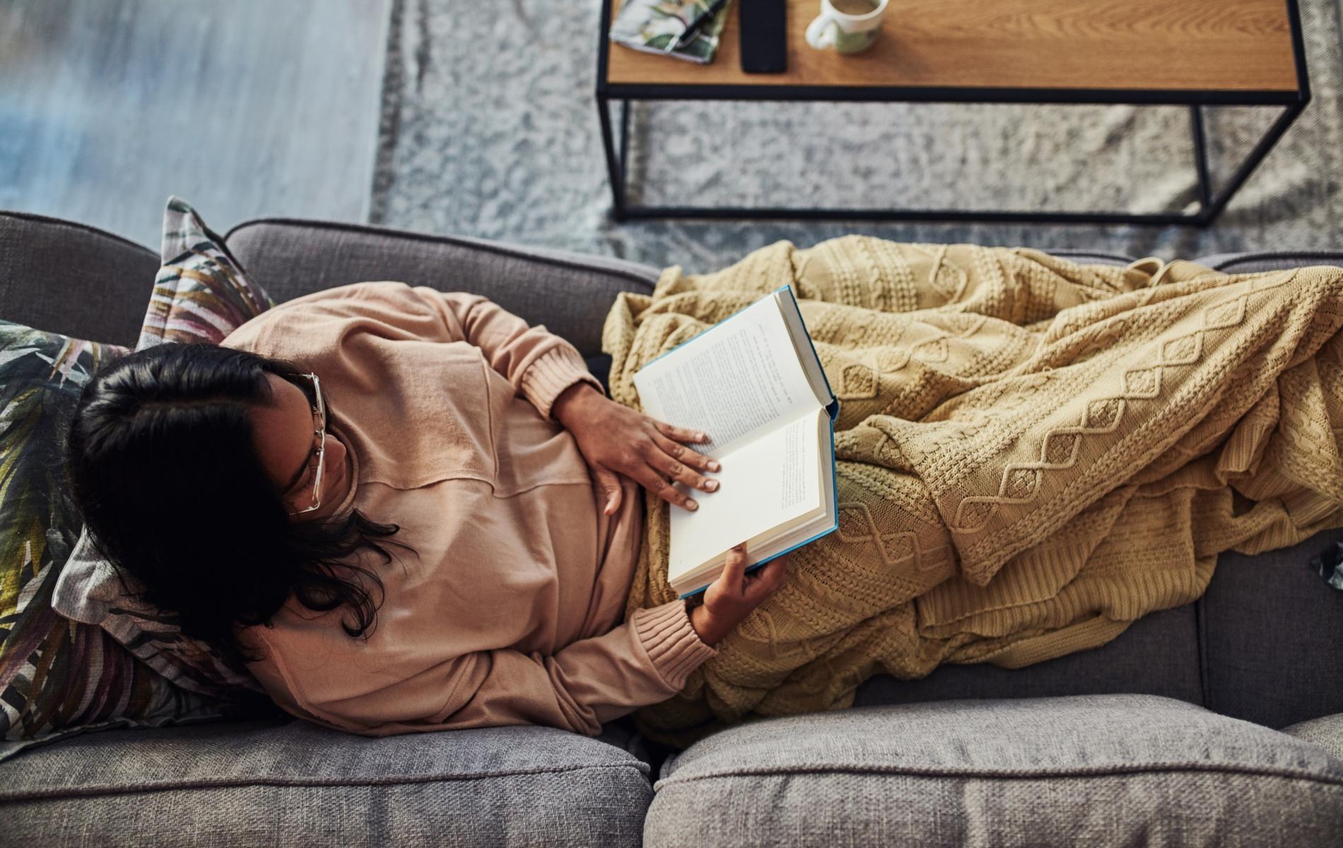 Beau Sommeil Adulte Isolé De Femme à La Maison Dans Le Temps De La