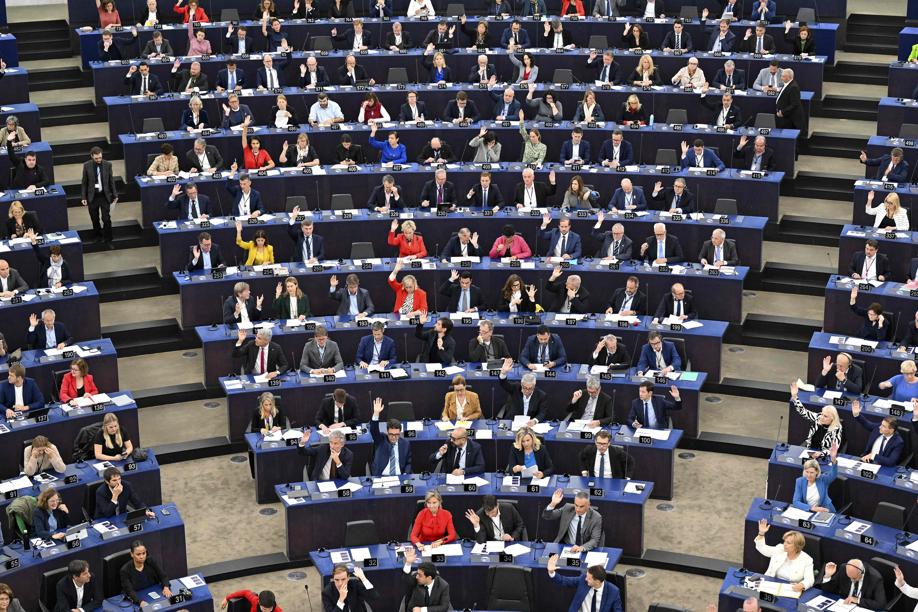 Le Parlement européen impose le chargeur unique pour les smartphones