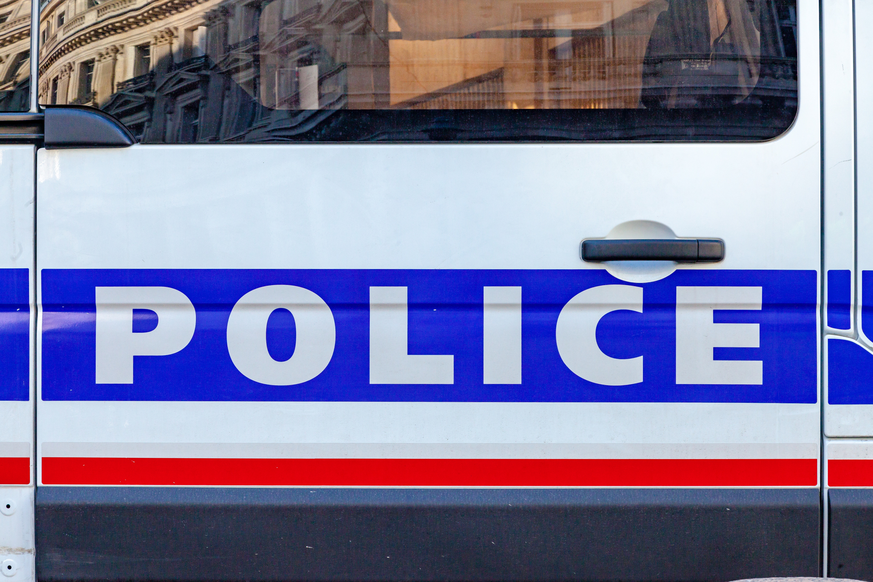 Adolescent tué au couteau à Paris: sept personnes mises en examen