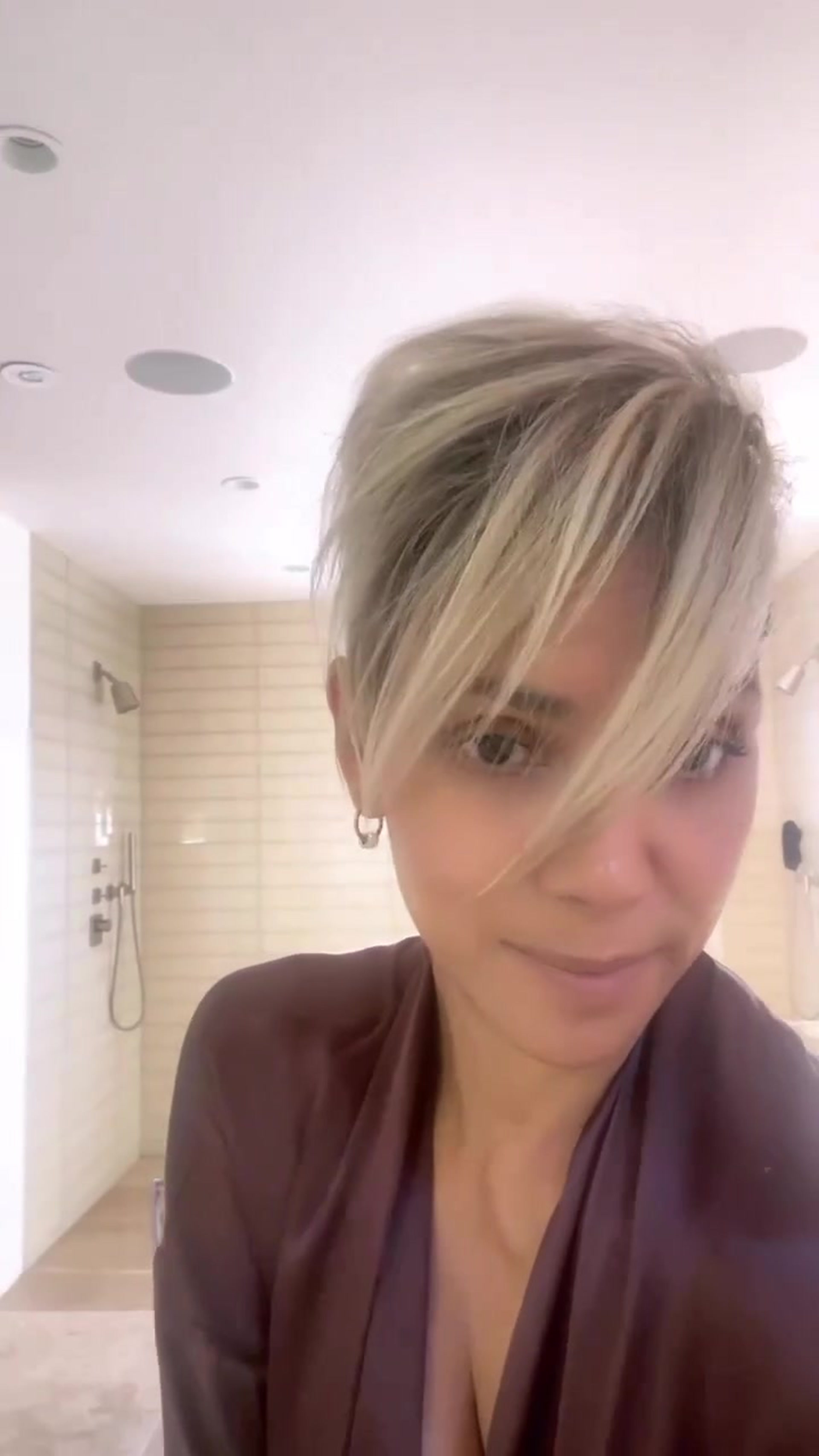 Coupe Courte Rasée Femme 2021 En vidéo, Halle Berry dévoile sa nouvelle coupe courte rasée sur les côtés