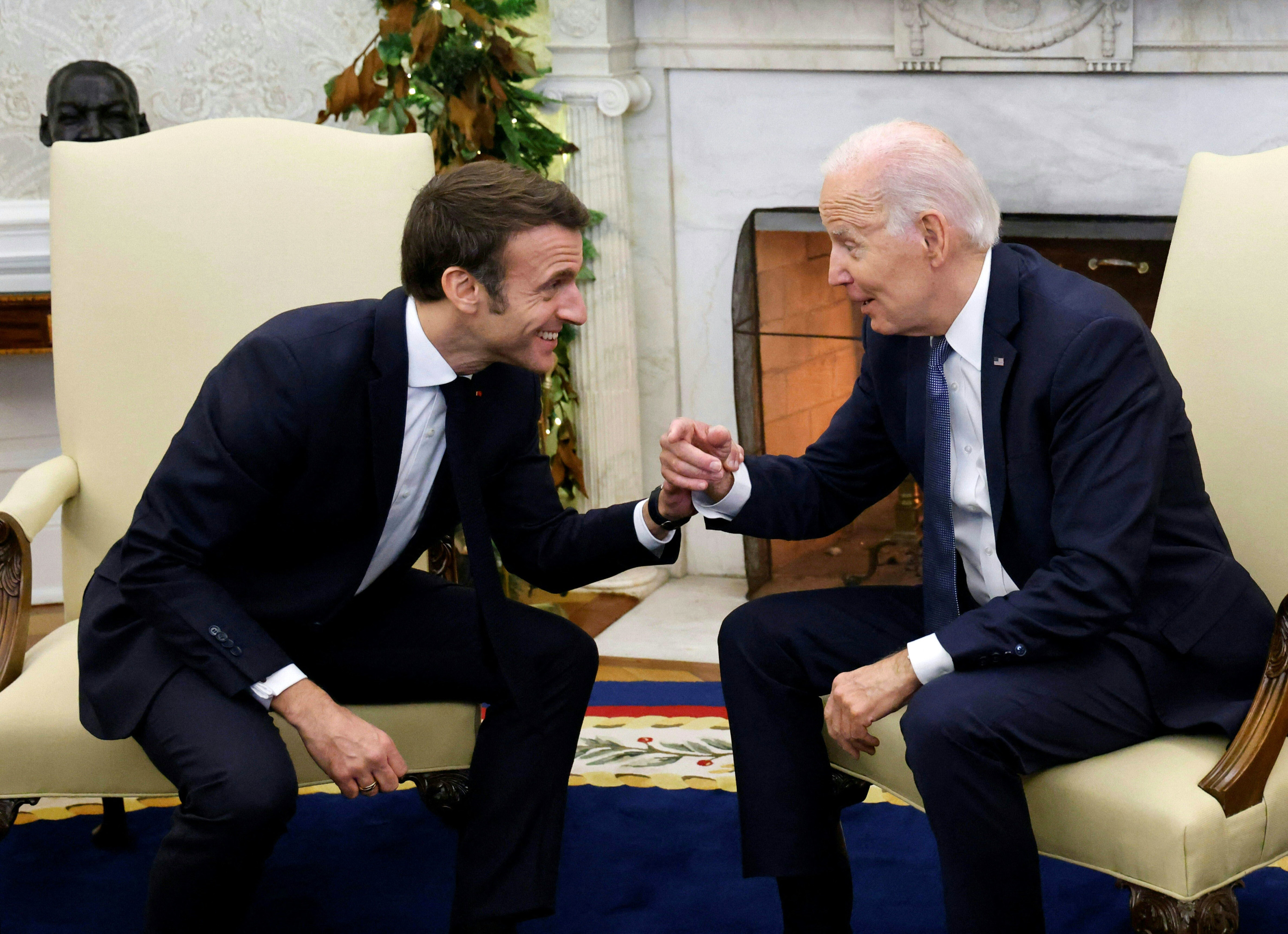 Video Dhalloween Du Riz Adressee A Macron 42 secondes de malaise» : en vidéo, la poignée de main «sans fin»  d'Emmanuel Macron et Joe Biden