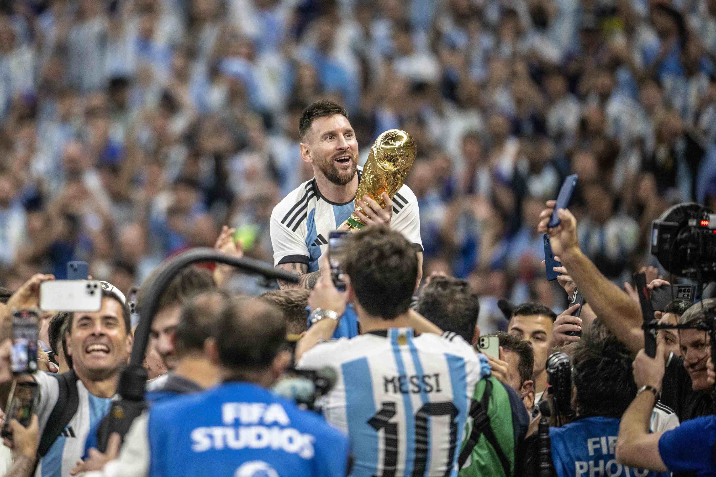 Football. Lionel Messi porte un faux trophée sur la photo la plus