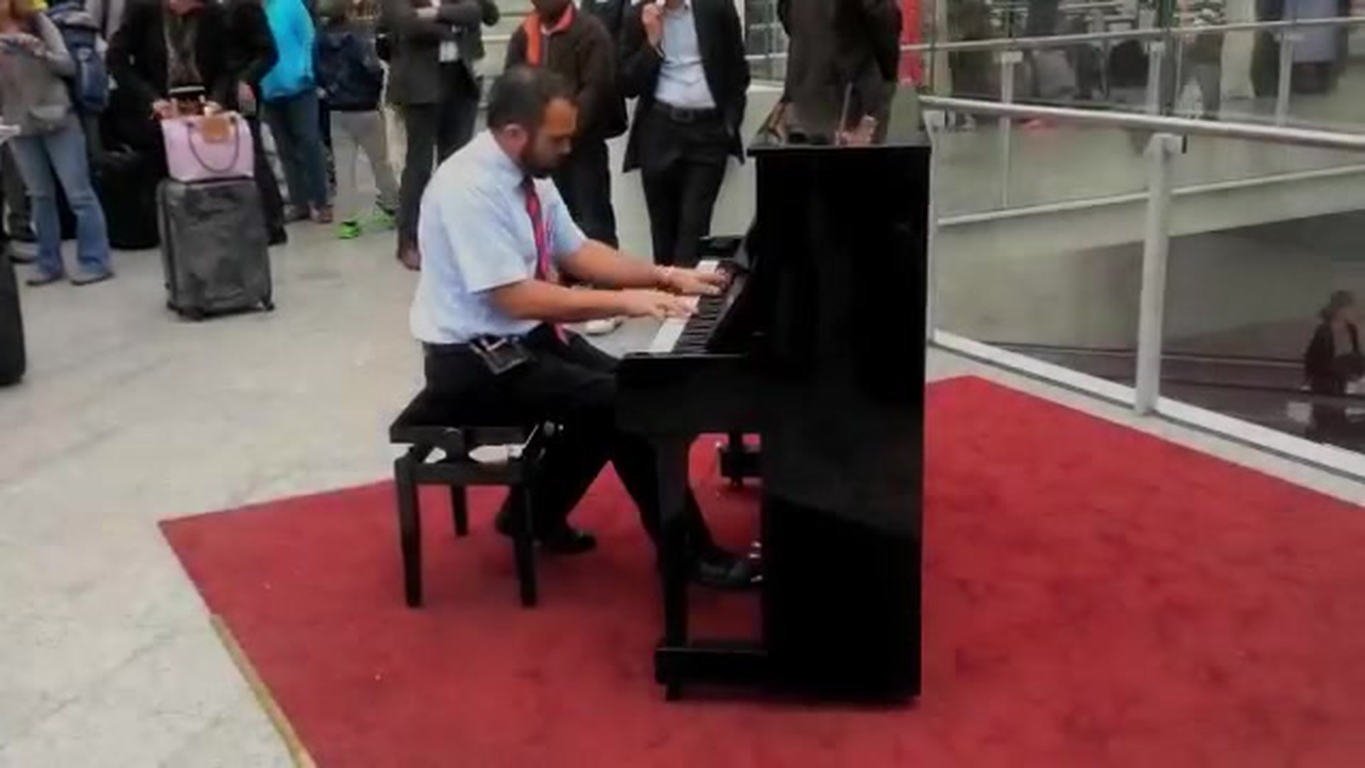 Un enfant prodige reçoit un nouveau piano d'un ancien Premier